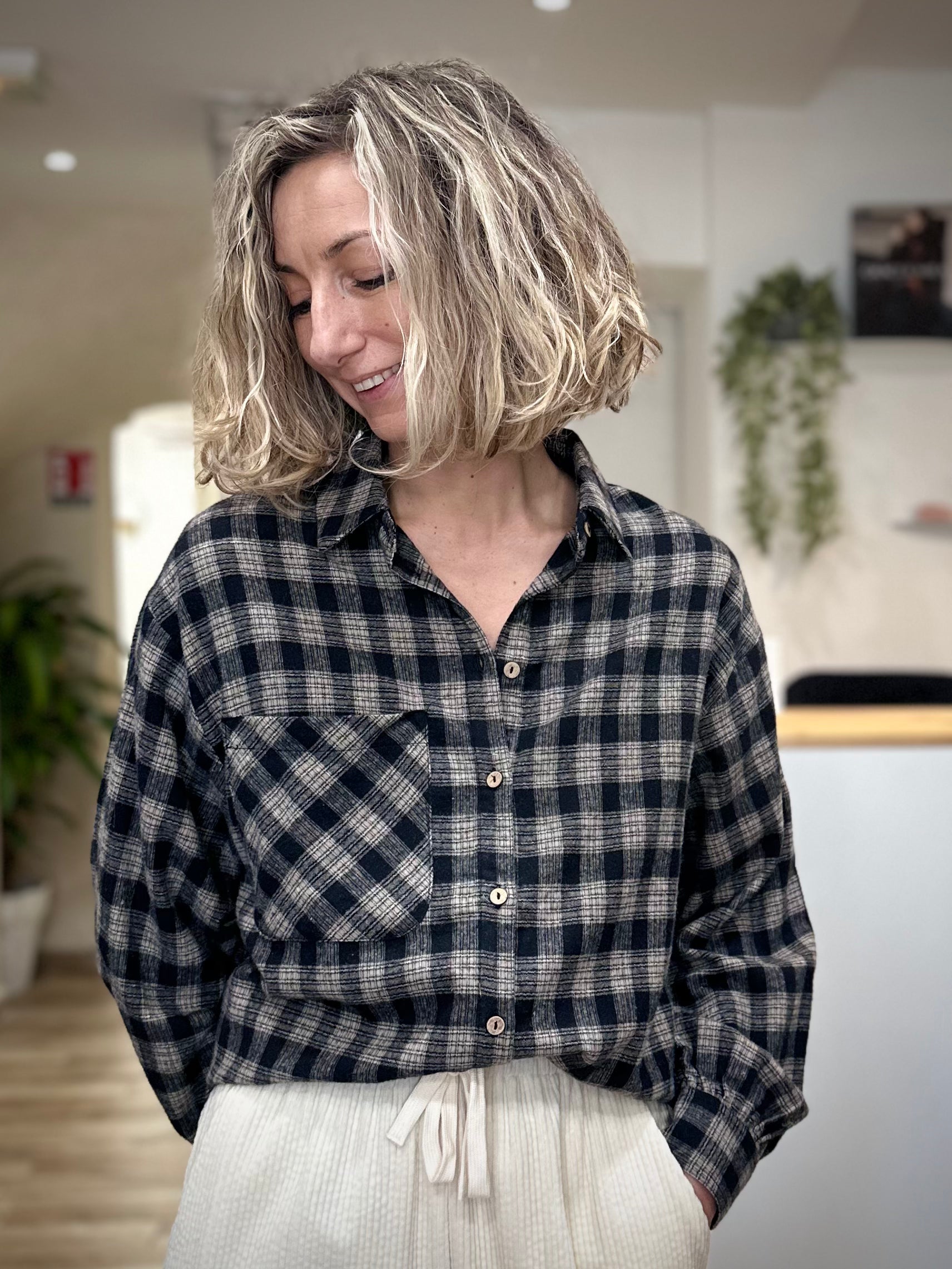 Femme portant une chemise à carreaux oversize en coton gratté