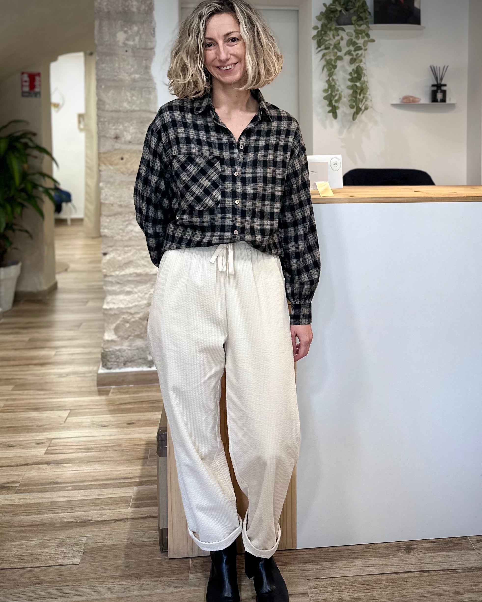 Femme debout en chemise à carreaux casual chic