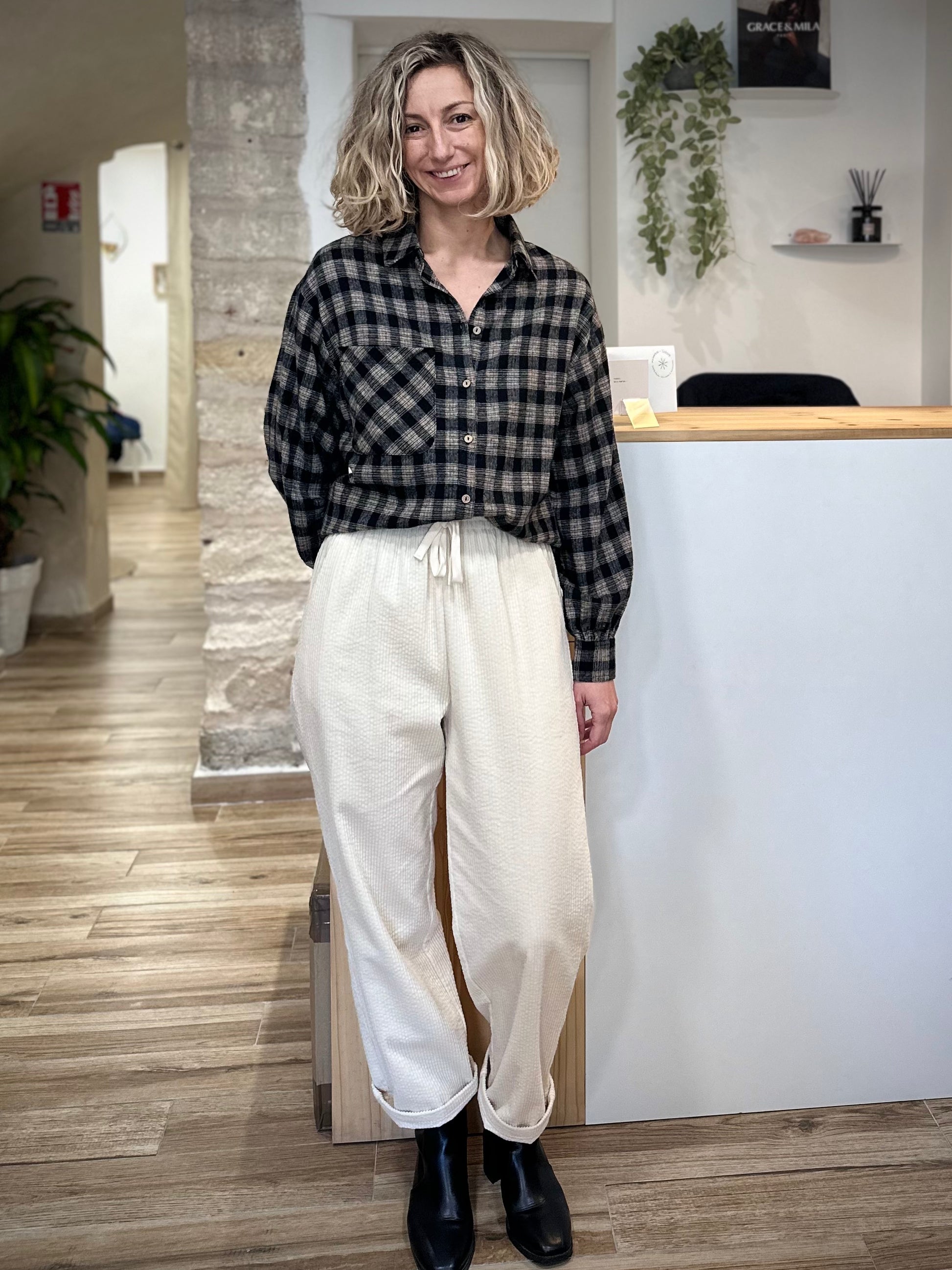 Femme debout en chemise à carreaux casual chic