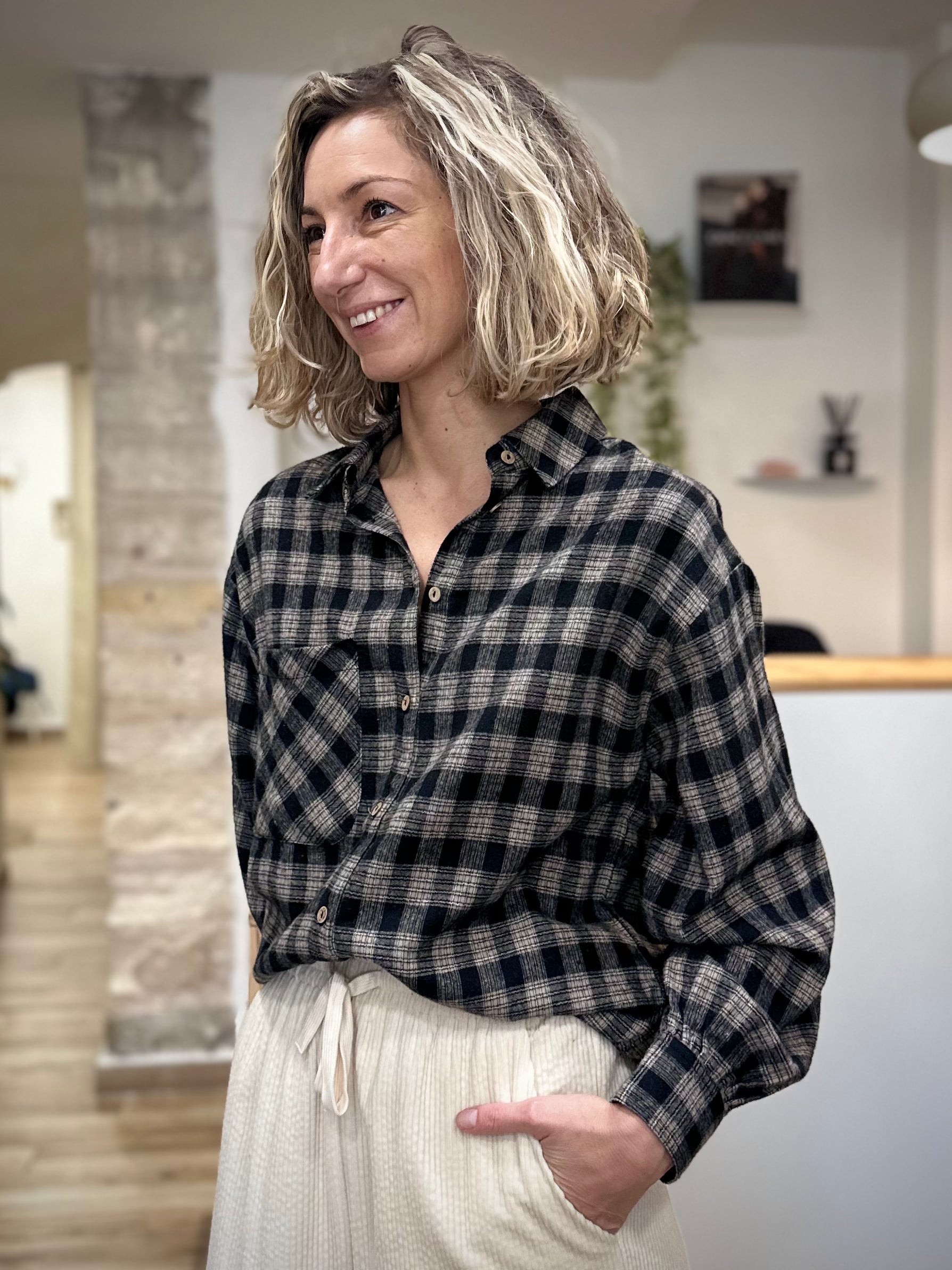 Silhouette féminine en chemise oversize automne-hiver