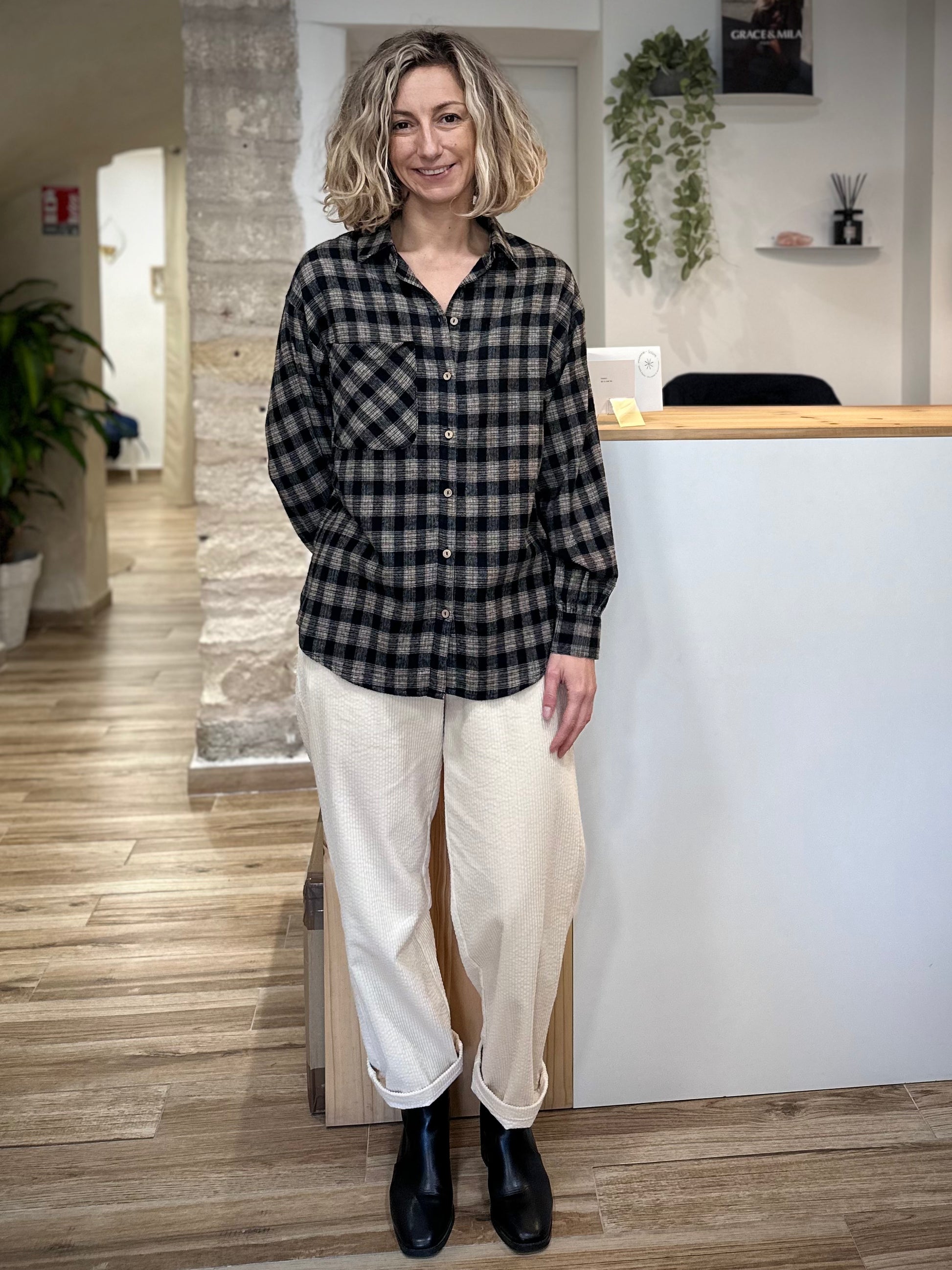 Modèle portant chemise oversize dans une tenue cosy