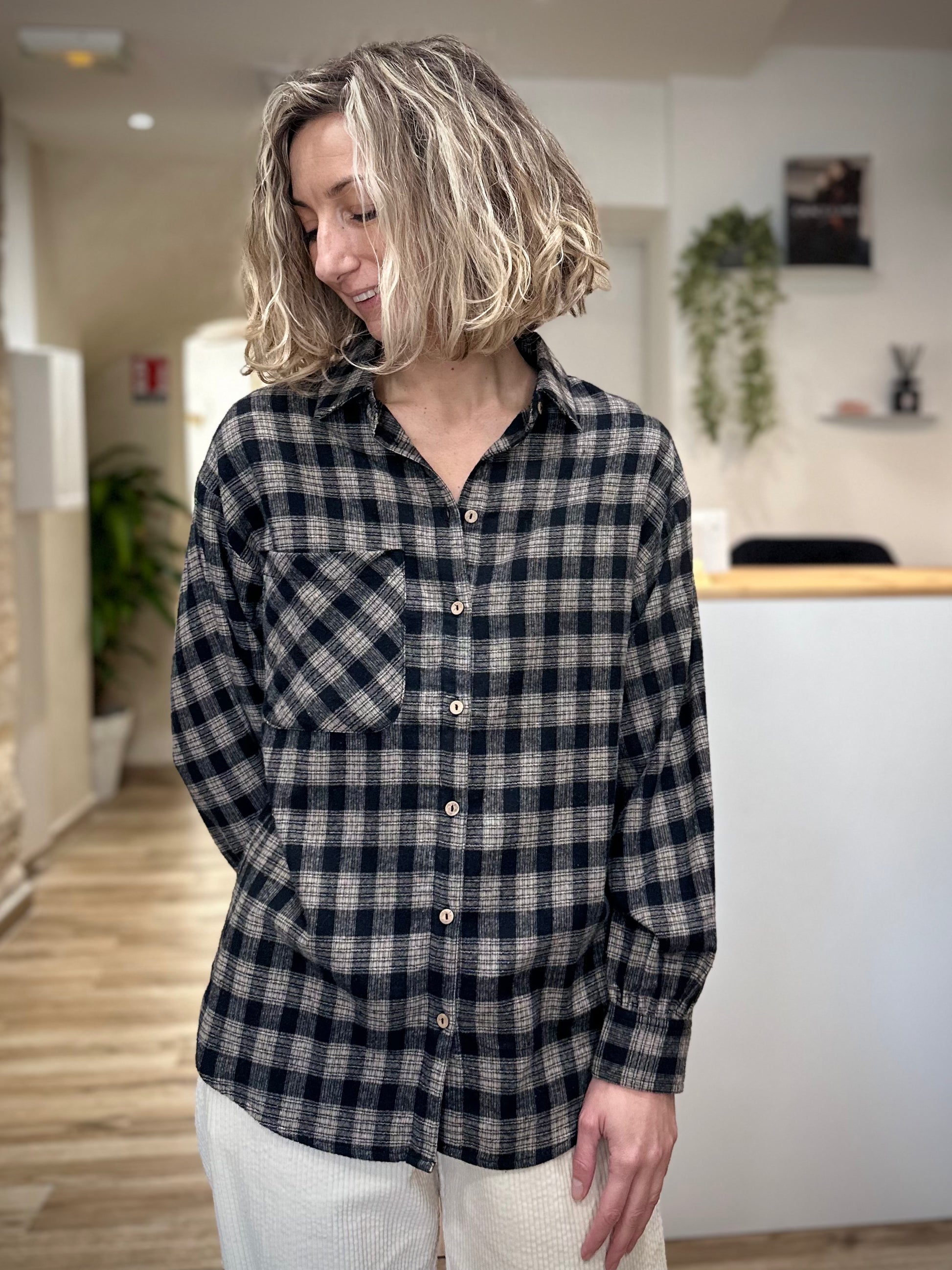 Chemise à carreaux portée dans un style urbain chic
