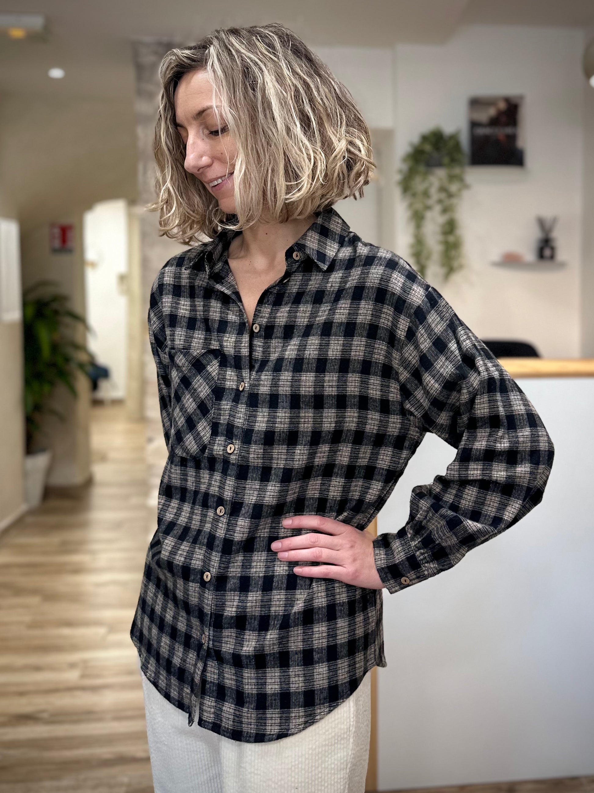 Look d’automne avec chemise oversize chaude et confortable