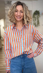 Femme portant une chemise rayée bleu et orange en coton 