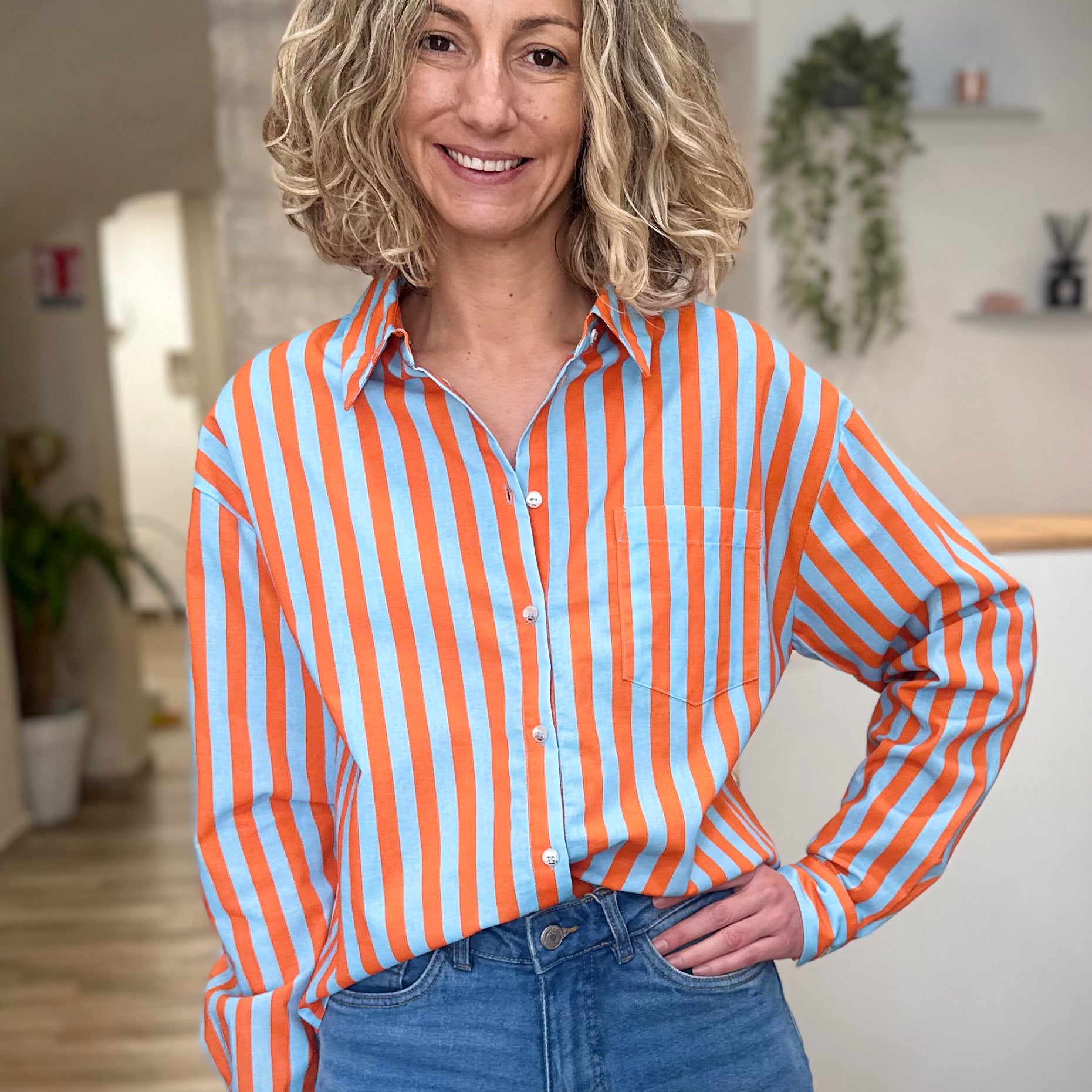 Femme portant une chemise rayée bleu et orange en coton 