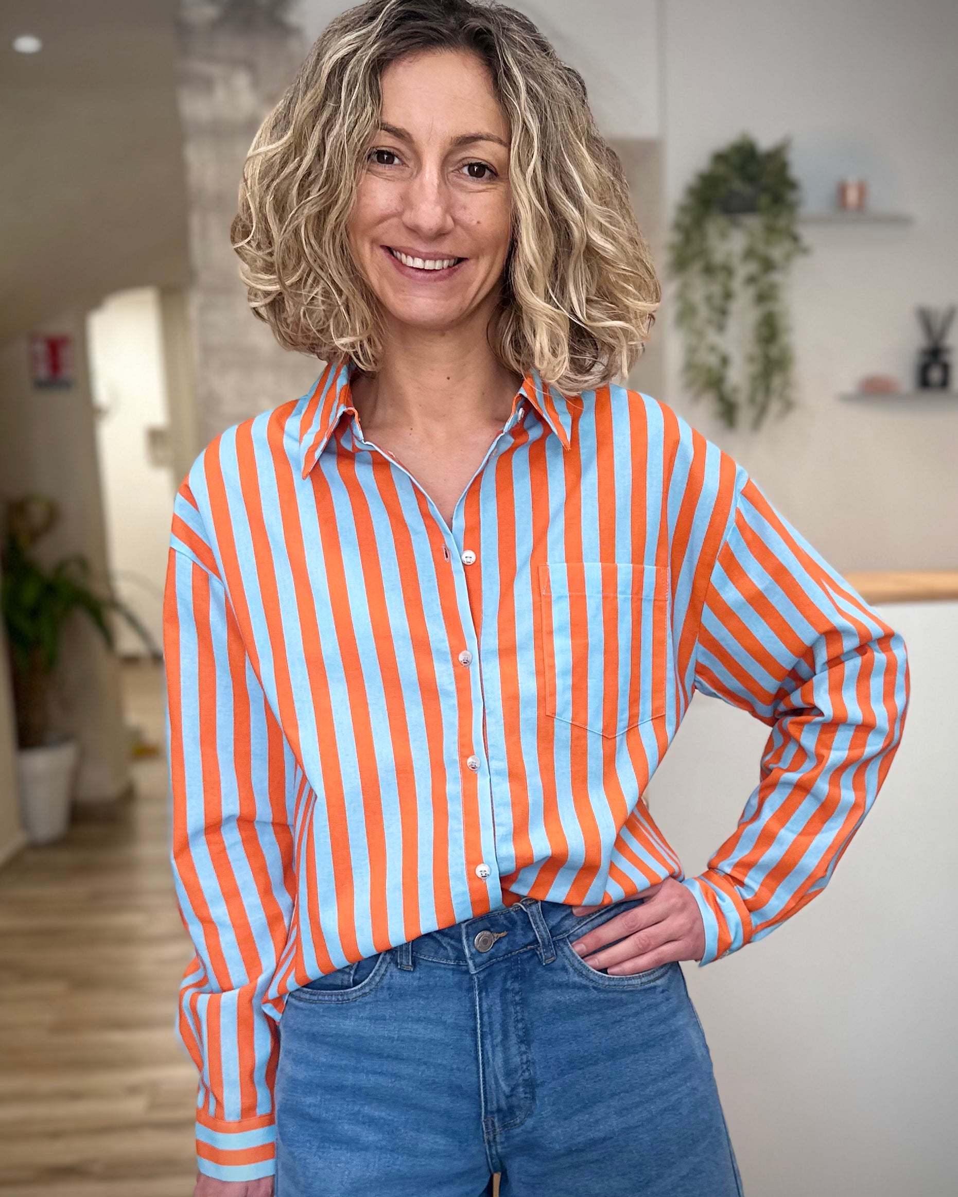 Femme portant une chemise rayée bleu et orange en coton 