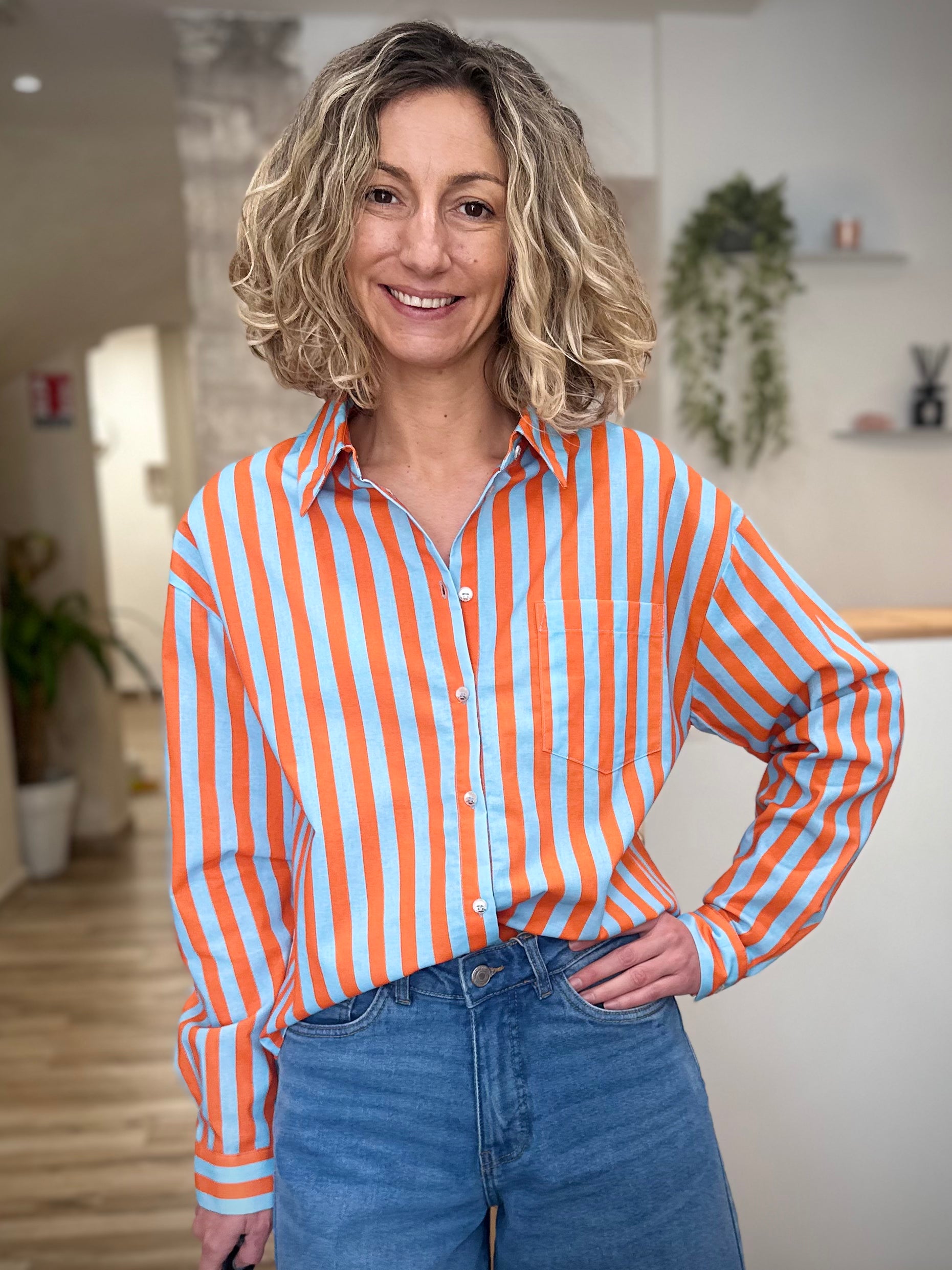 Femme portant une chemise rayée bleu et orange en coton 