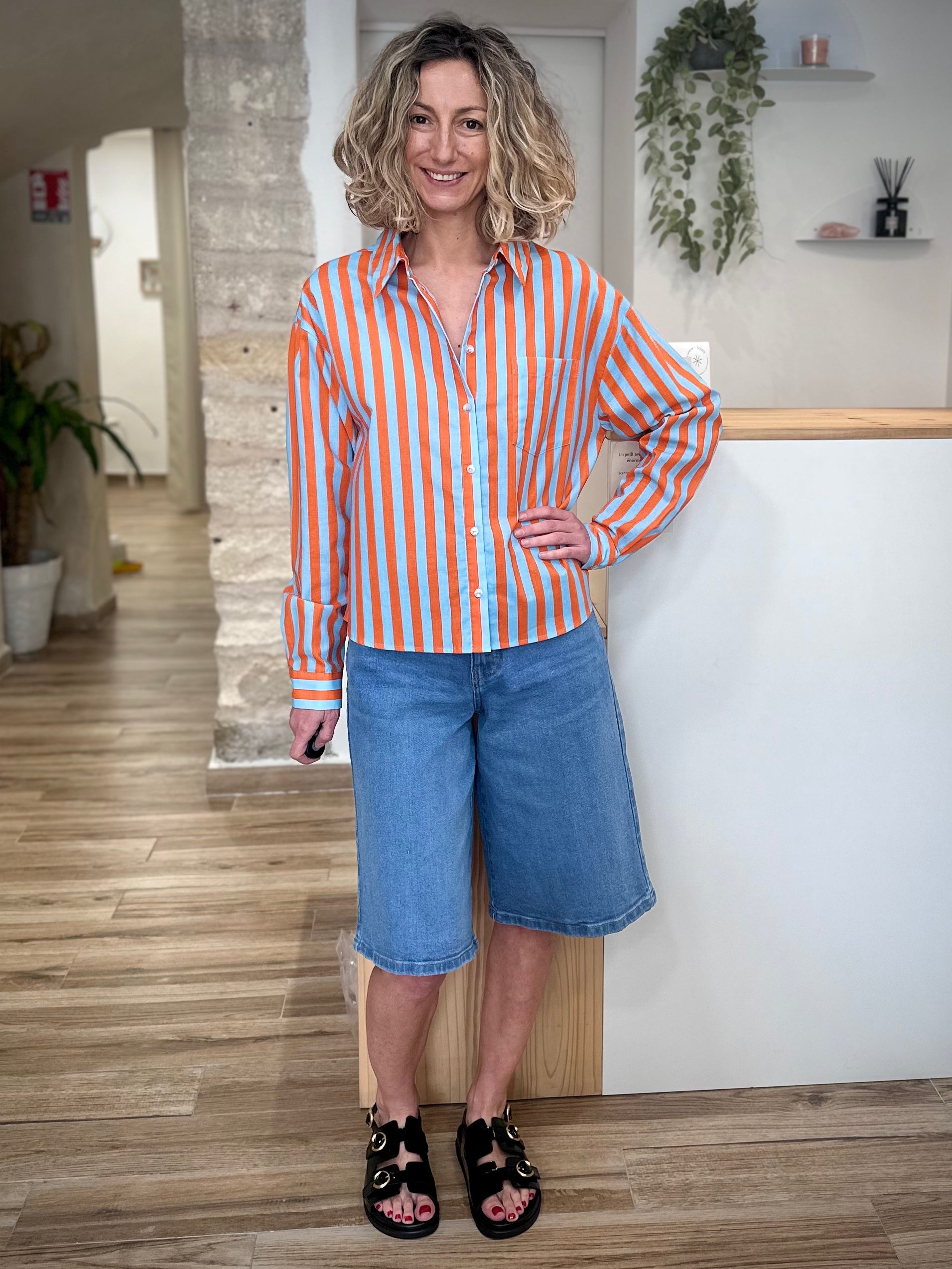 Chemise rayures bleu ciel et orange look été 