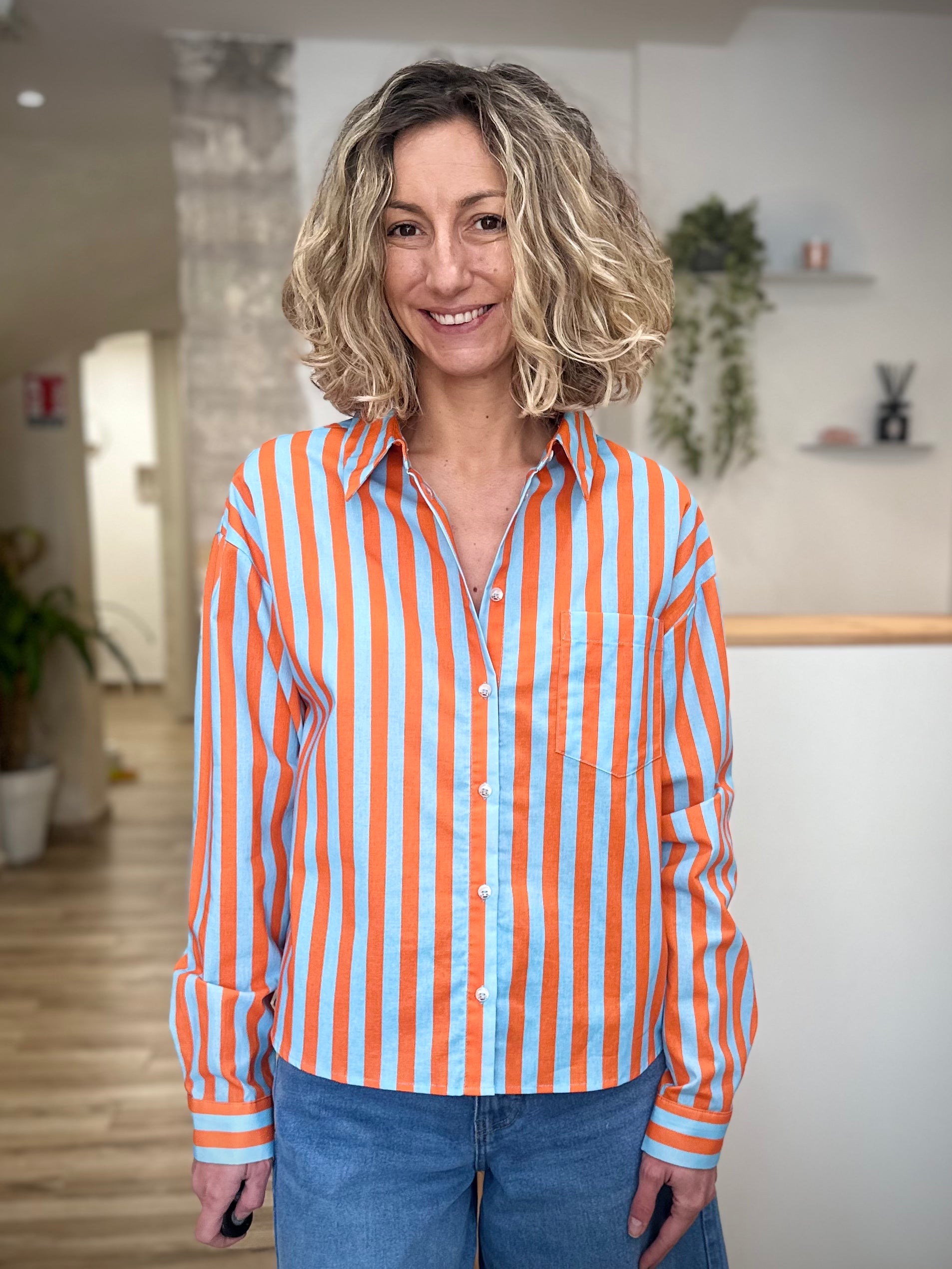 Chemise rayée graphique style moderne 