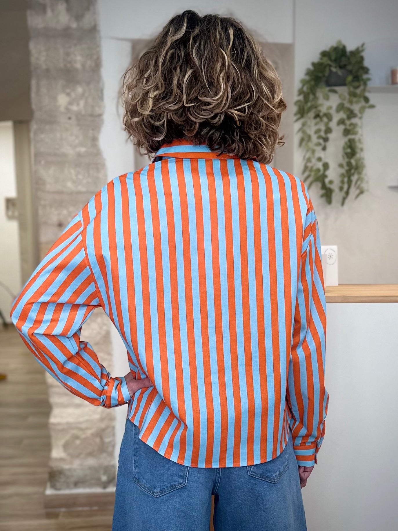 Chemise casual chic avec rayures vives de dos 