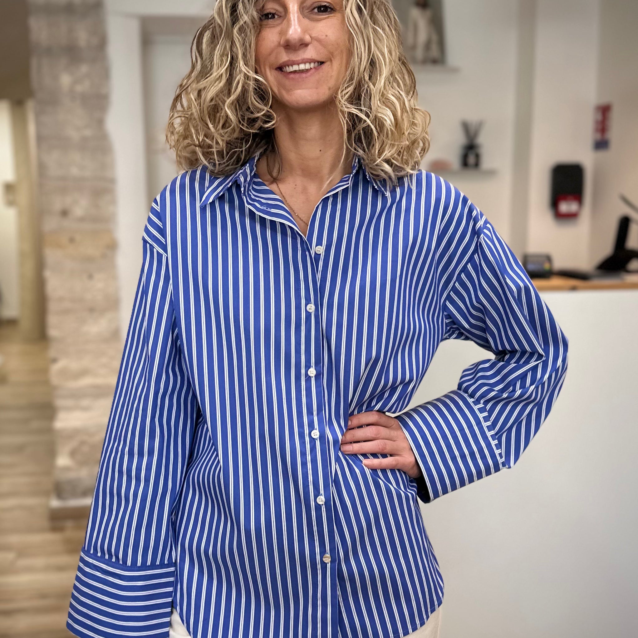 Vue de face chemise rayée bleue oversize casual chic