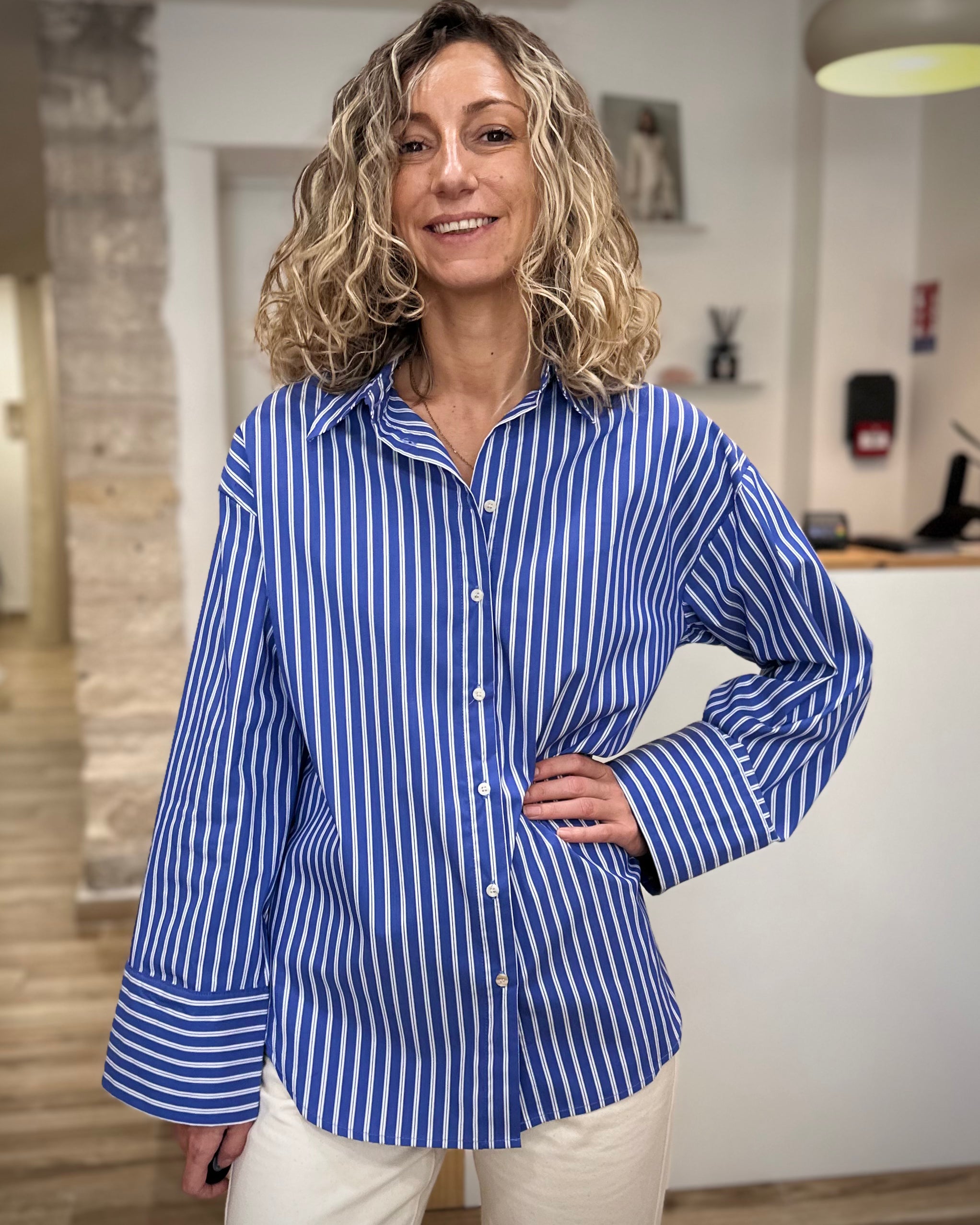 Vue de face chemise rayée bleue oversize casual chic