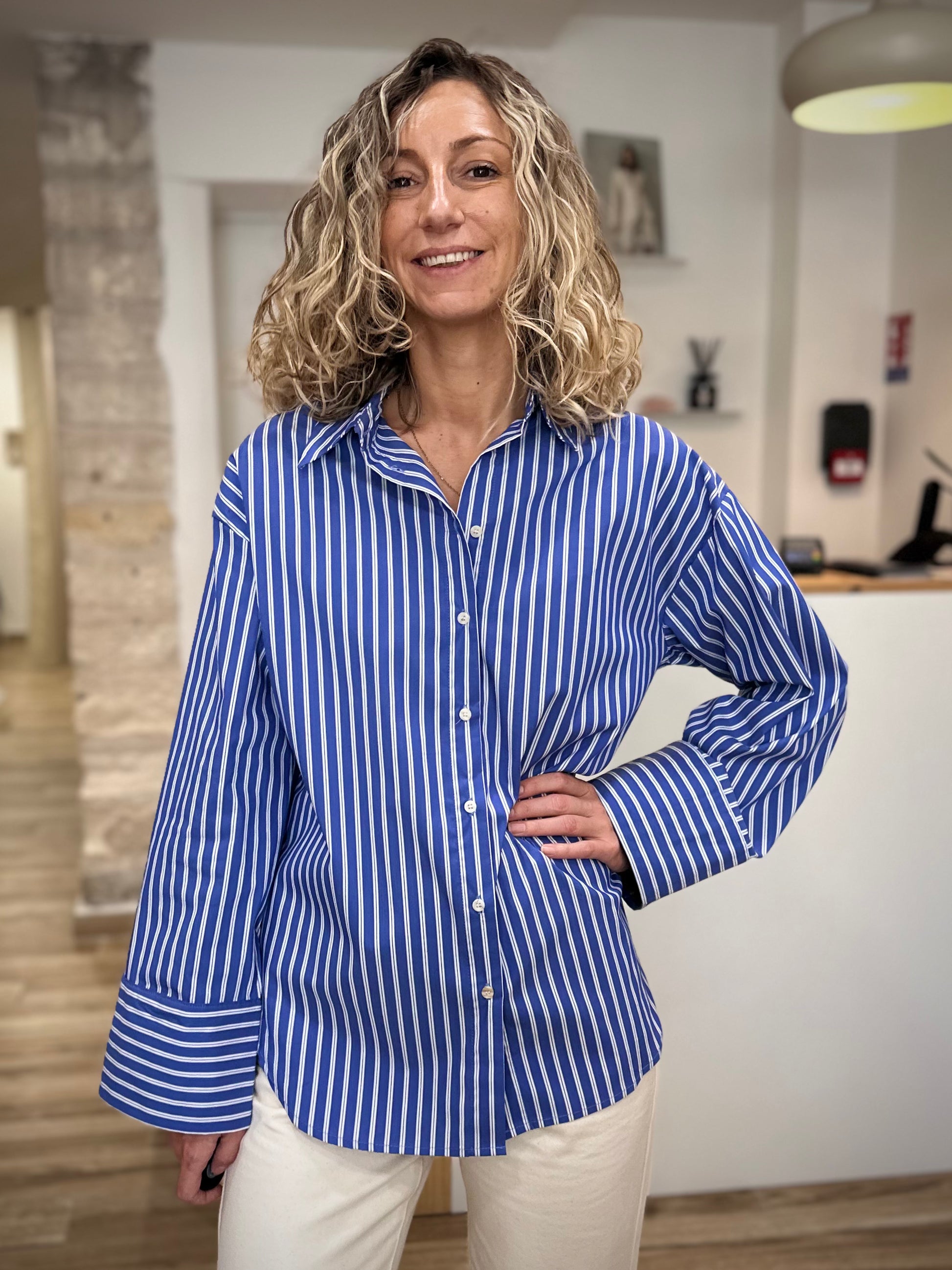 Vue de face chemise rayée bleue oversize casual chic