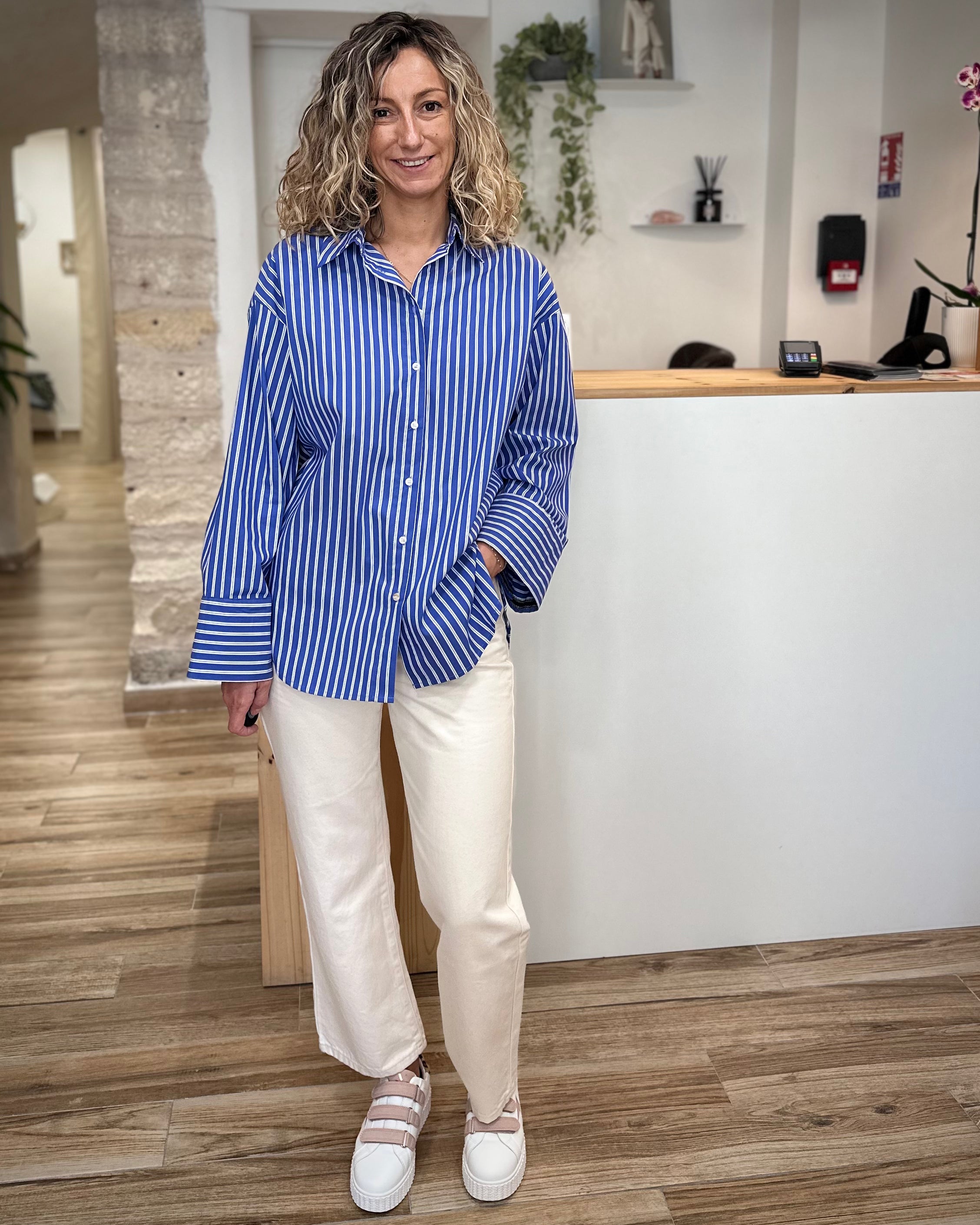 Look week-end chemise bleue rayée avec jean greige