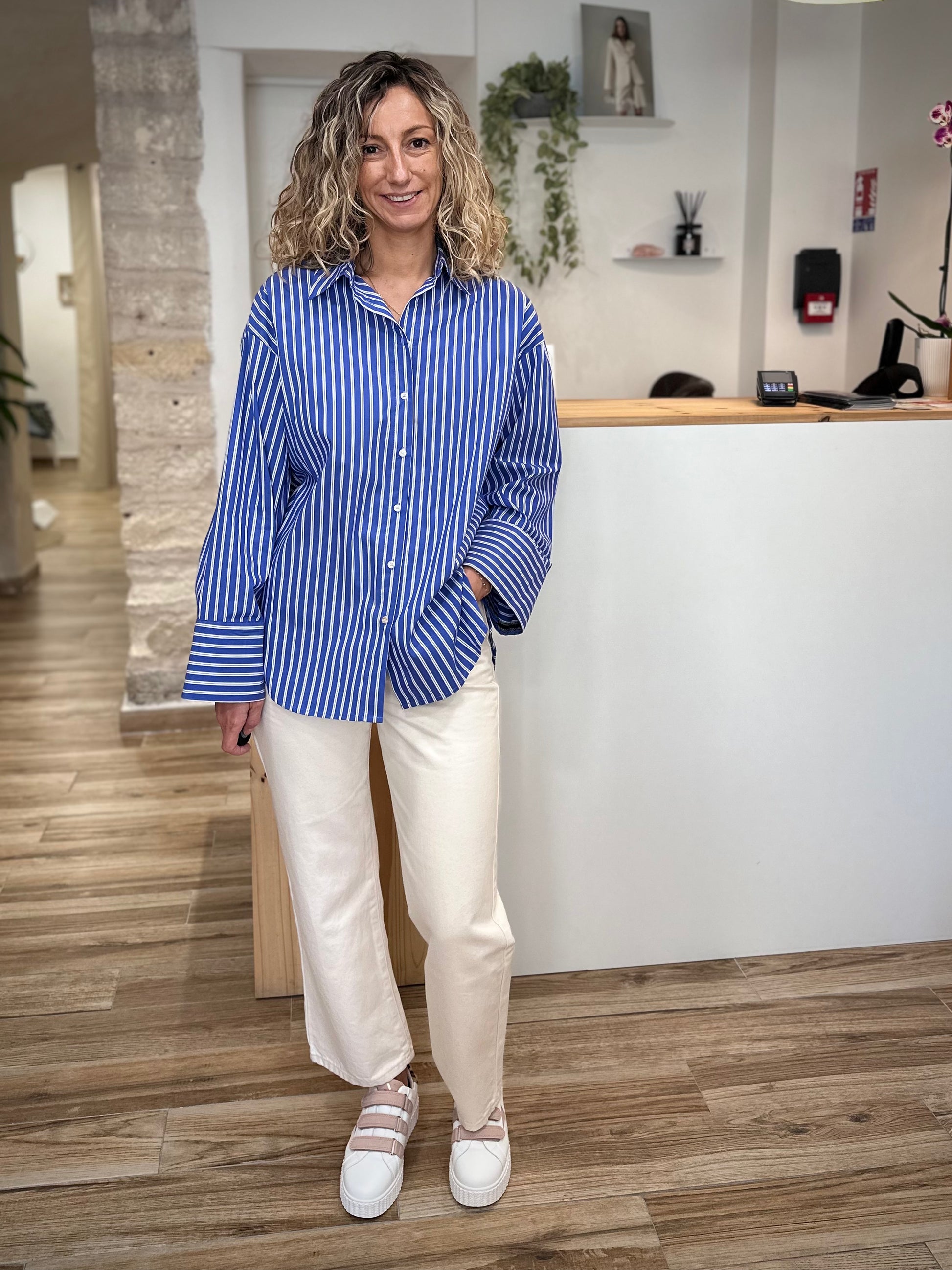 Look week-end chemise bleue rayée avec jean greige