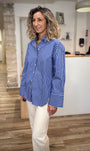 Vue de dos chemise rayée bleue oversize femme