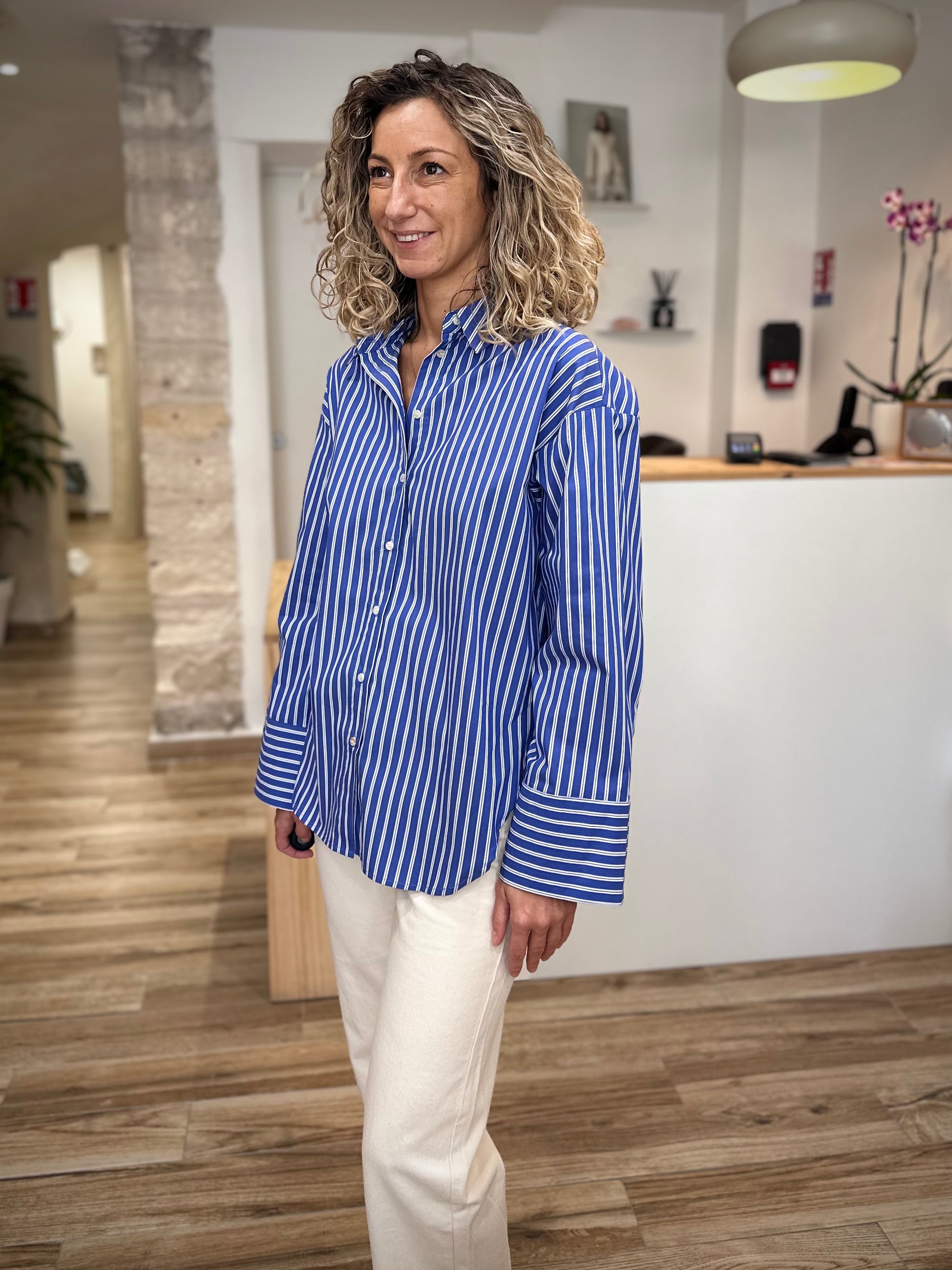 Vue de dos chemise rayée bleue oversize femme