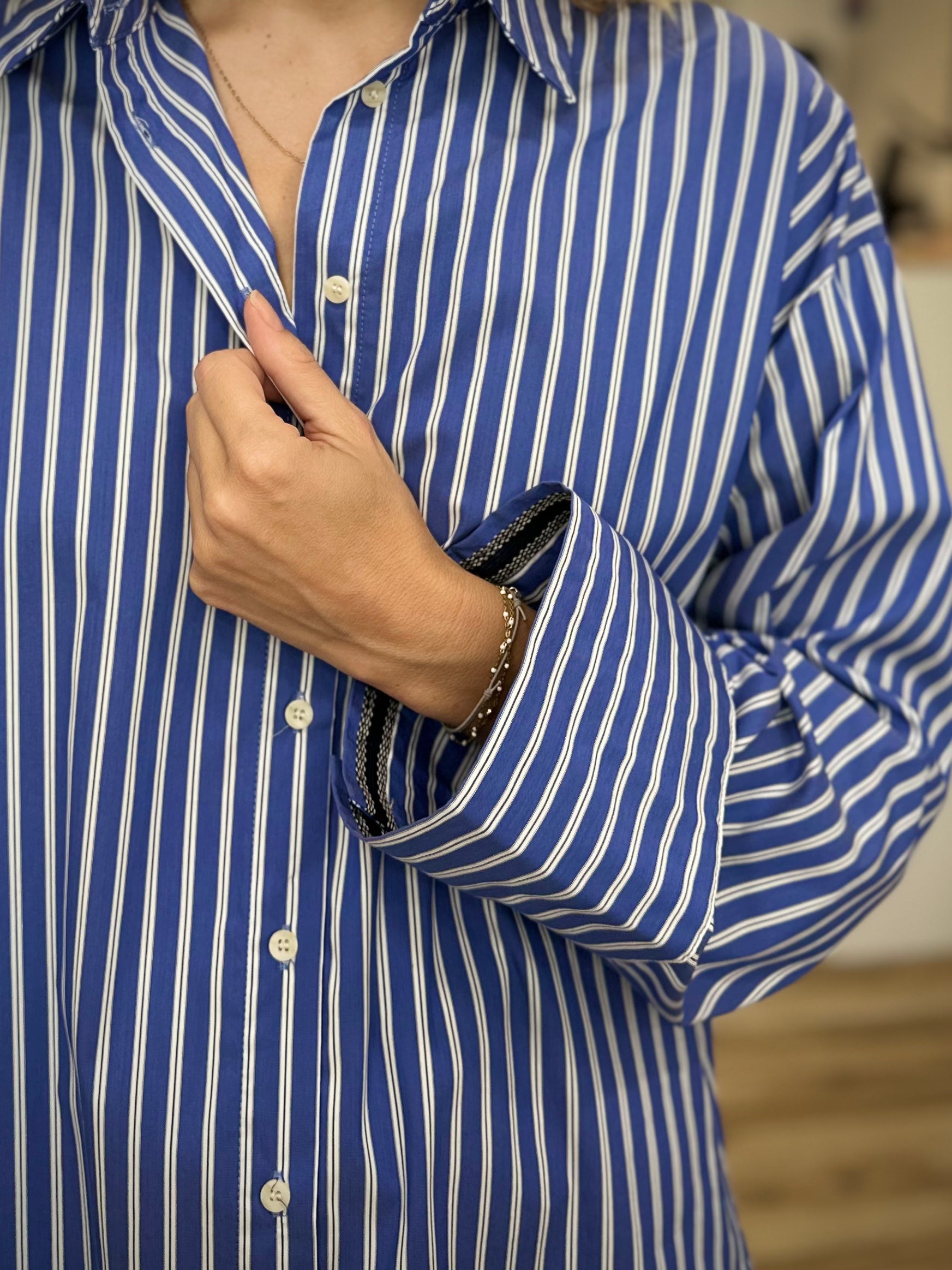 Zoom poignets longs contrastés chemise rayée bleue femme