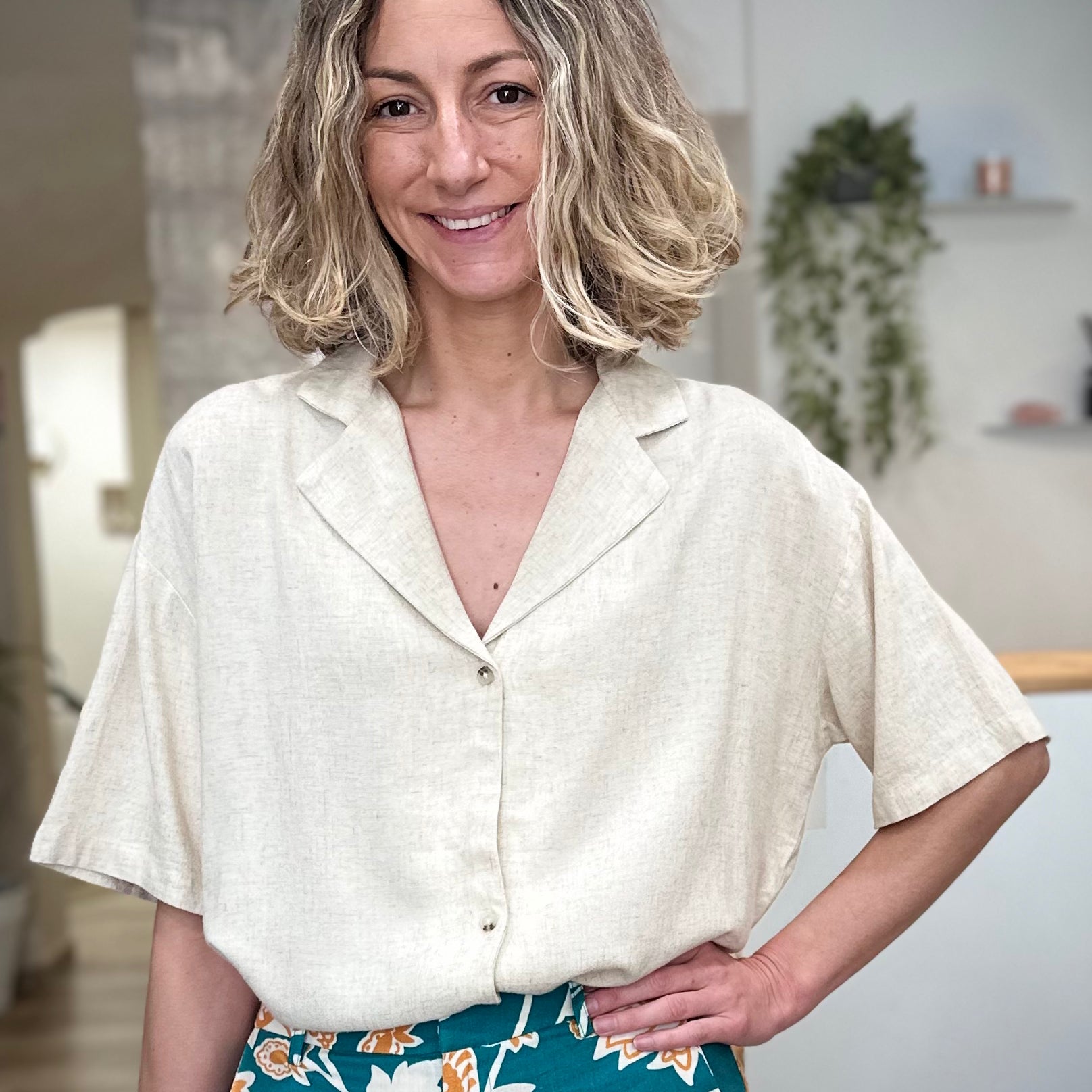 Femme portant une chemise beige fluide coupe ample été 