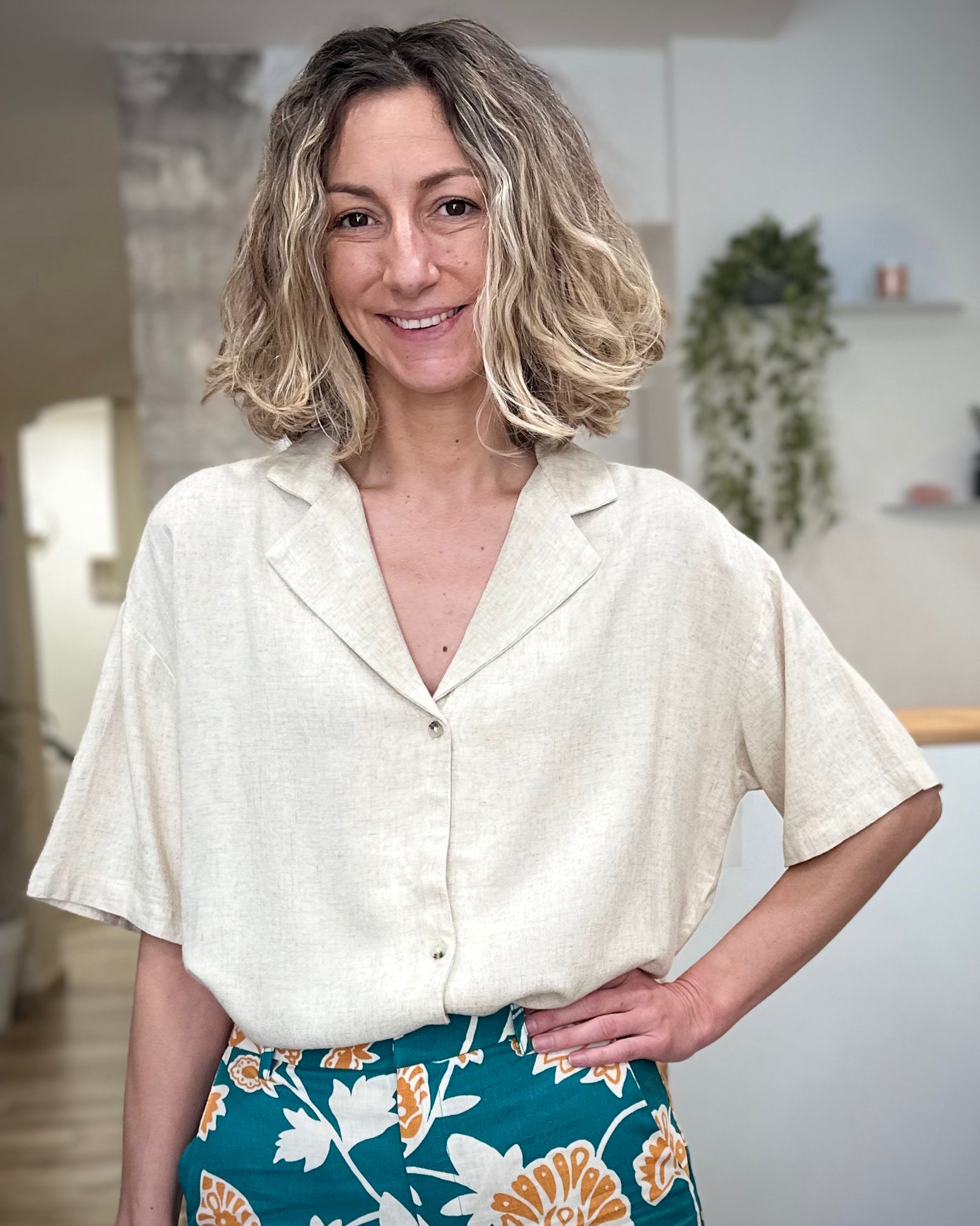 Femme portant une chemise beige fluide coupe ample été 