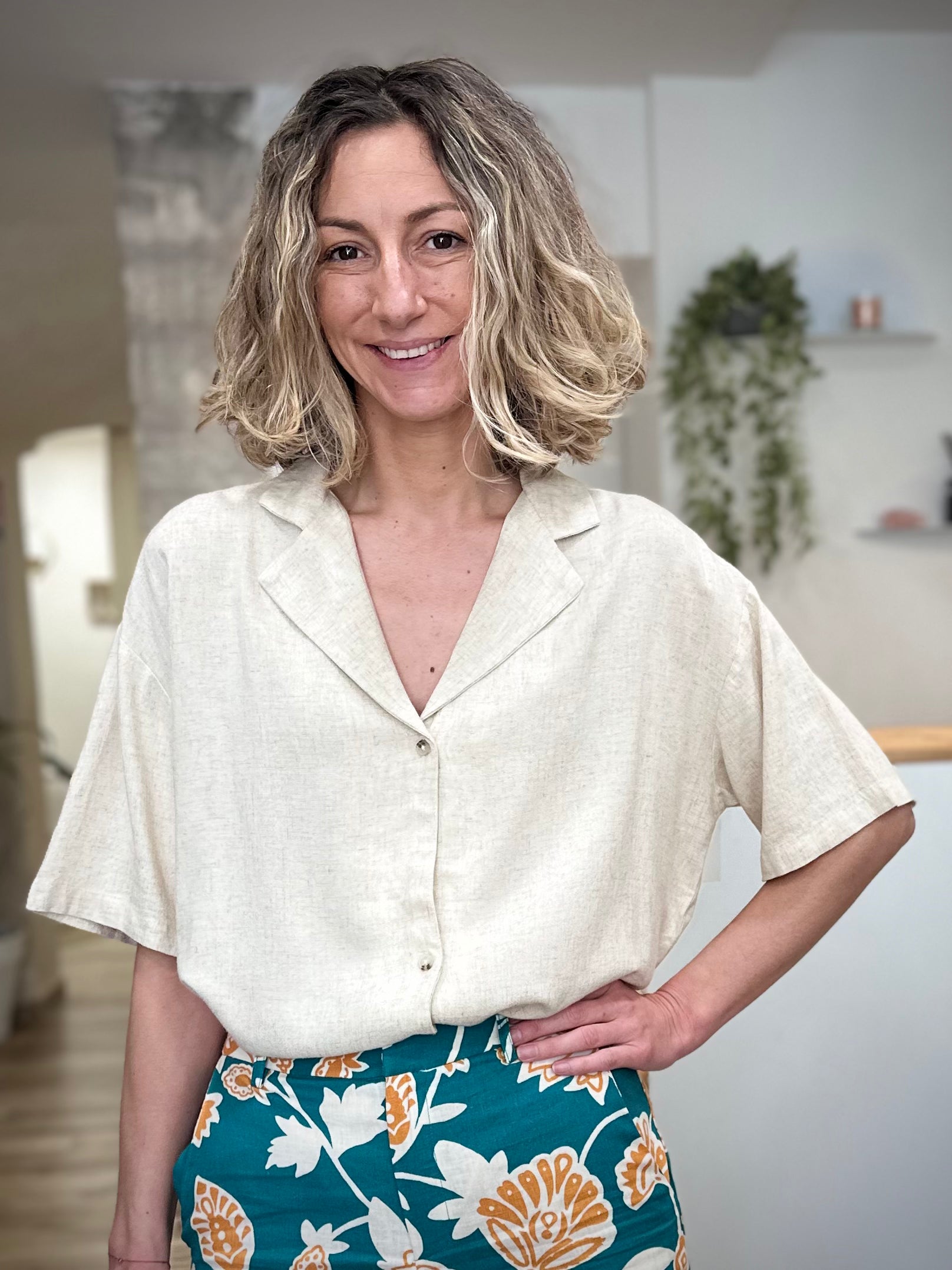 Femme portant une chemise beige fluide coupe ample été 