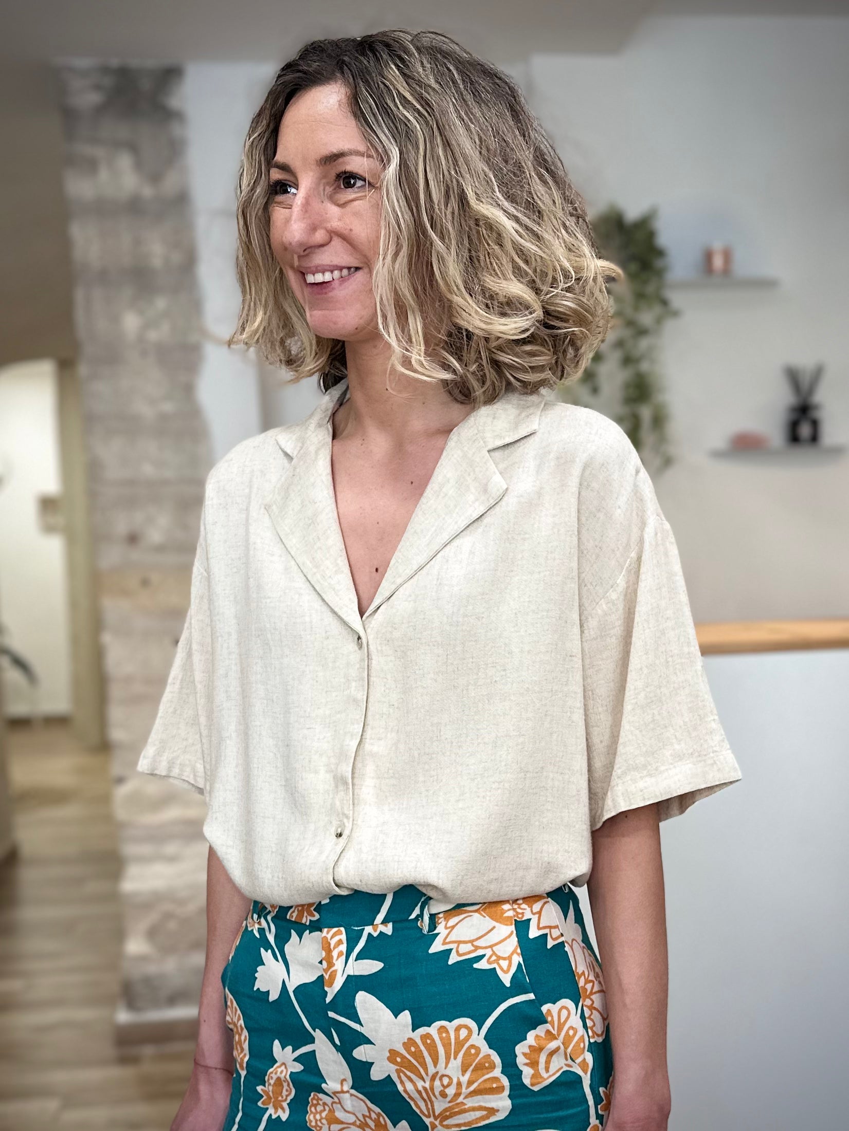 Chemise femme beige en viscose et lin manches courtes 
