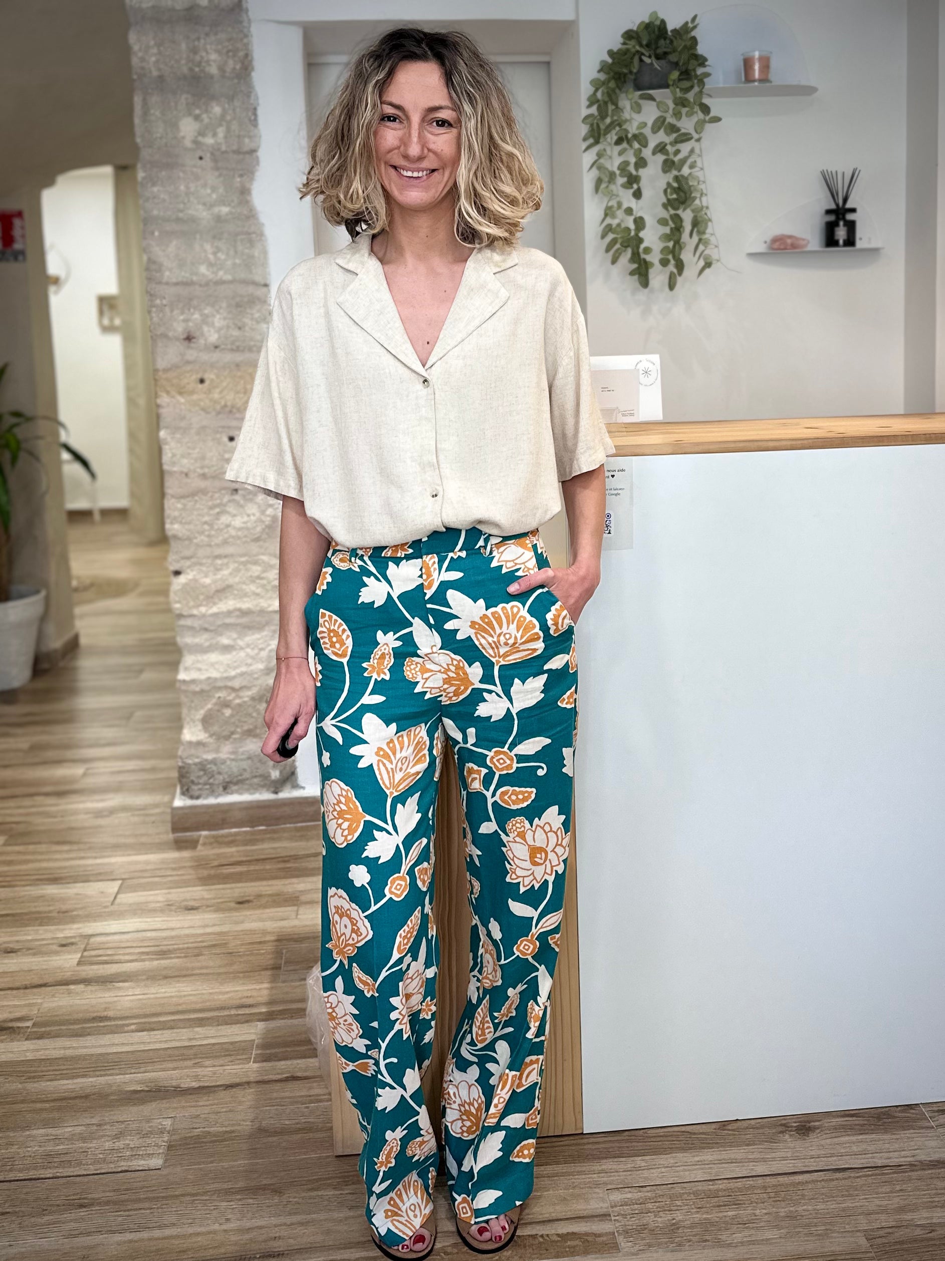 Look casual chic avec chemise beige fluide femme 