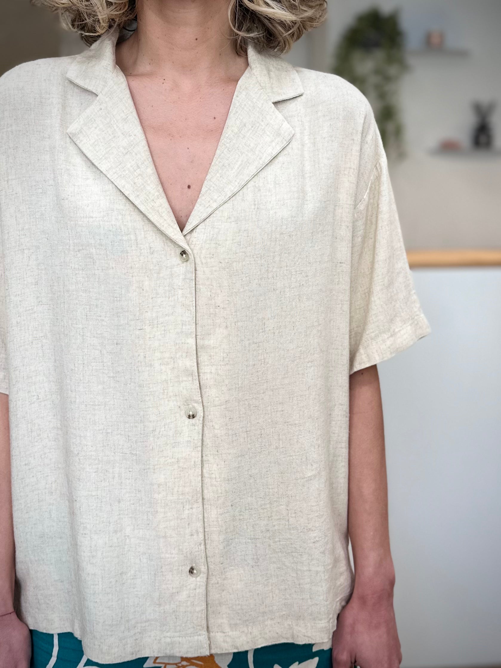 Détail chemise beige boutons devant tissu fluide 