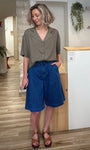 Look casual chic avec chemise kaki femme 