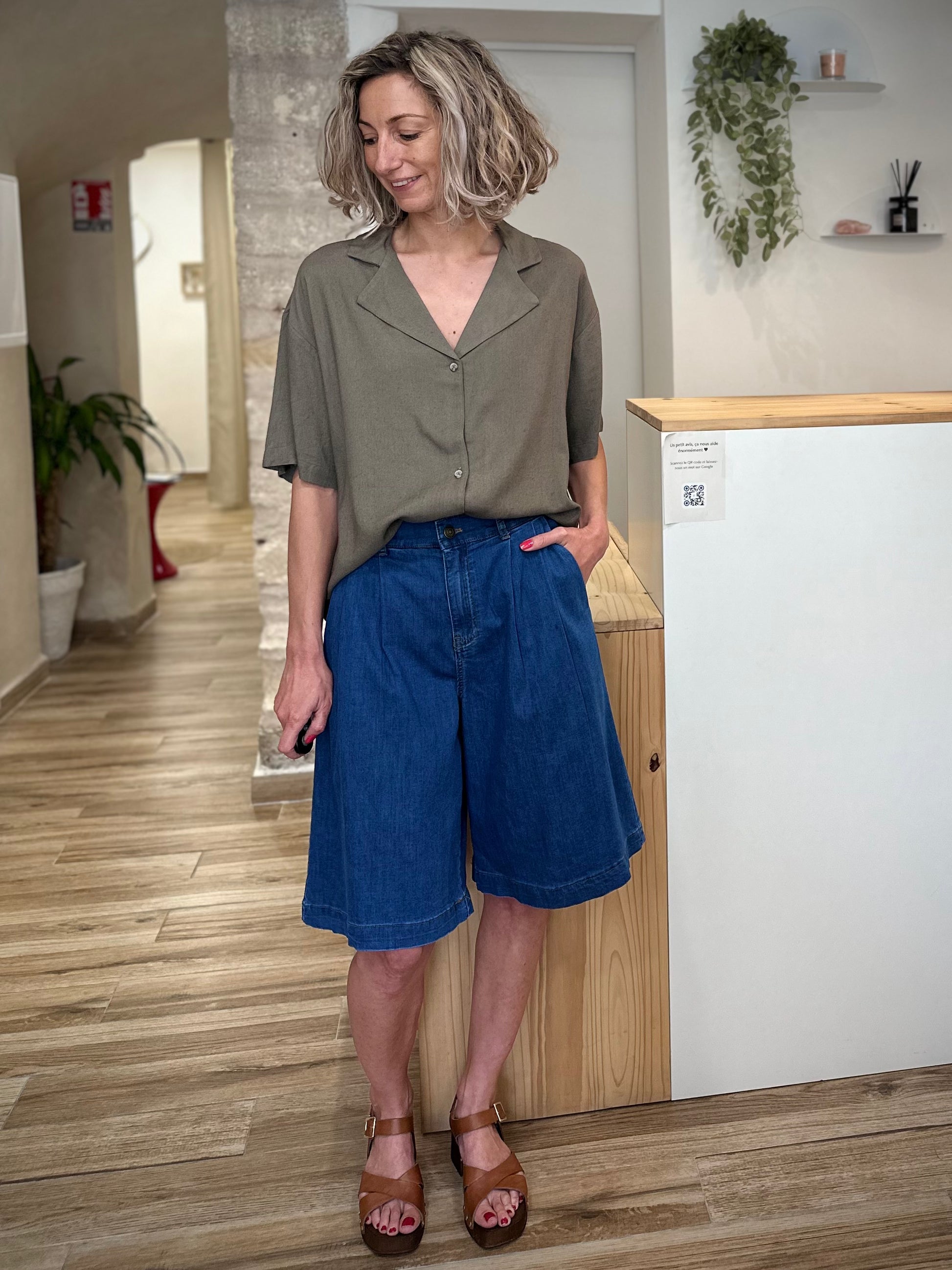 Look casual chic avec chemise kaki femme 