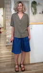 Look moderne avec chemise kaki ample femme 