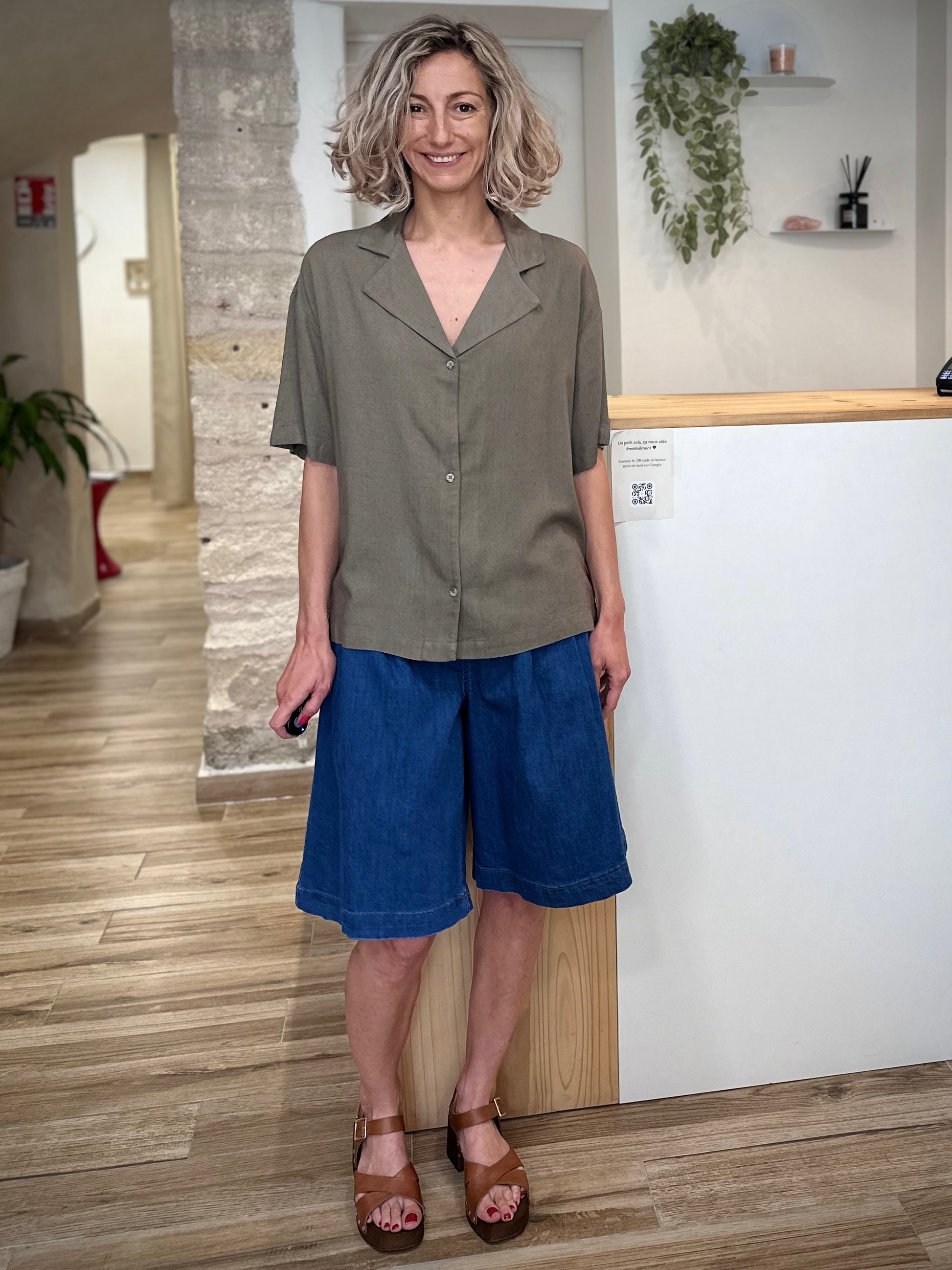 Look moderne avec chemise kaki ample femme 