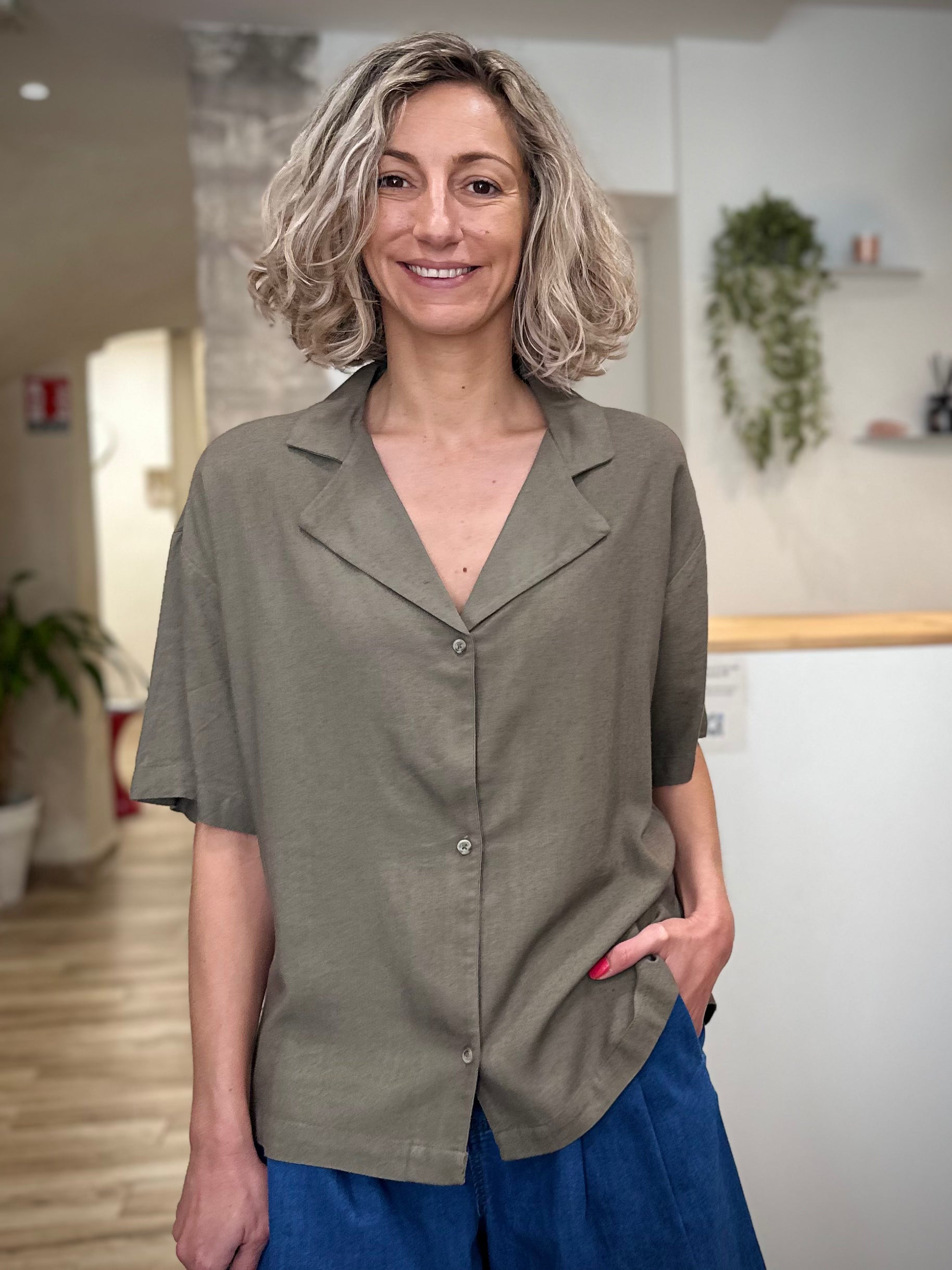 Chemise femme kaki style naturel et élégant 