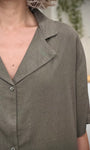 Détail texture chemise viscose lin kaki 