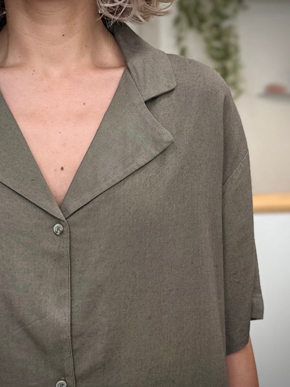 Détail texture chemise viscose lin kaki 