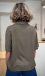 Femme de dos portant une chemise kaki style bohème chic 