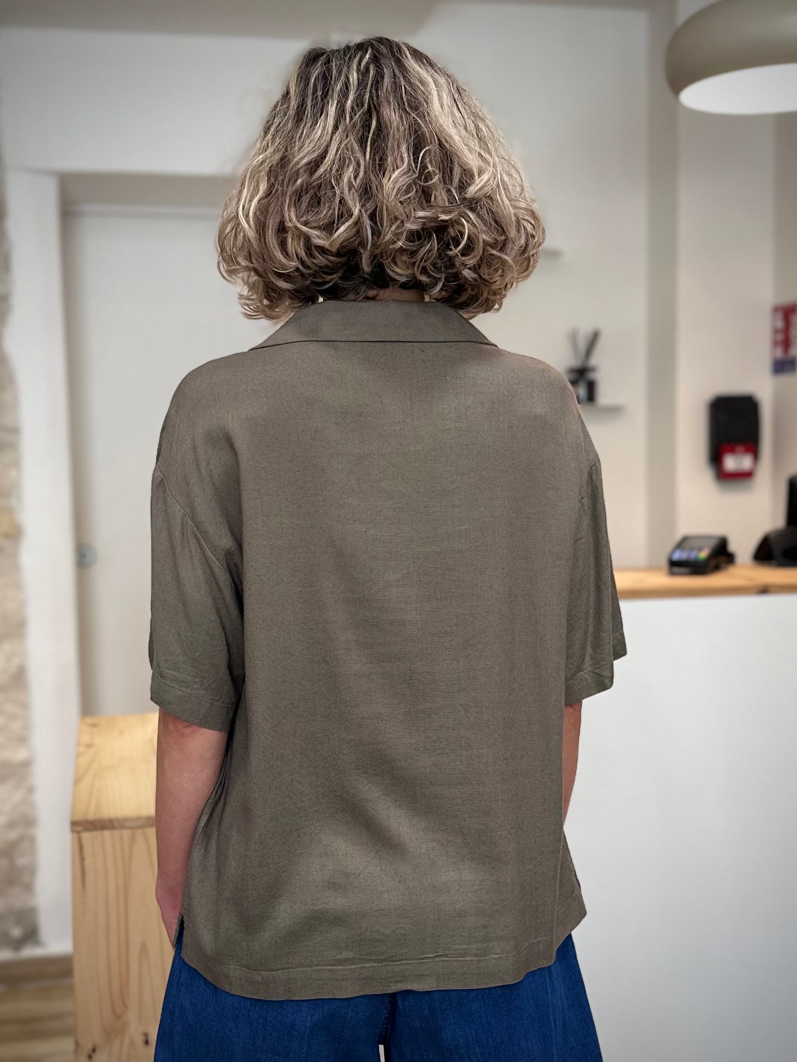 Femme de dos portant une chemise kaki style bohème chic 