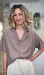 Femme portant une chemise mocha fluide coupe ample 