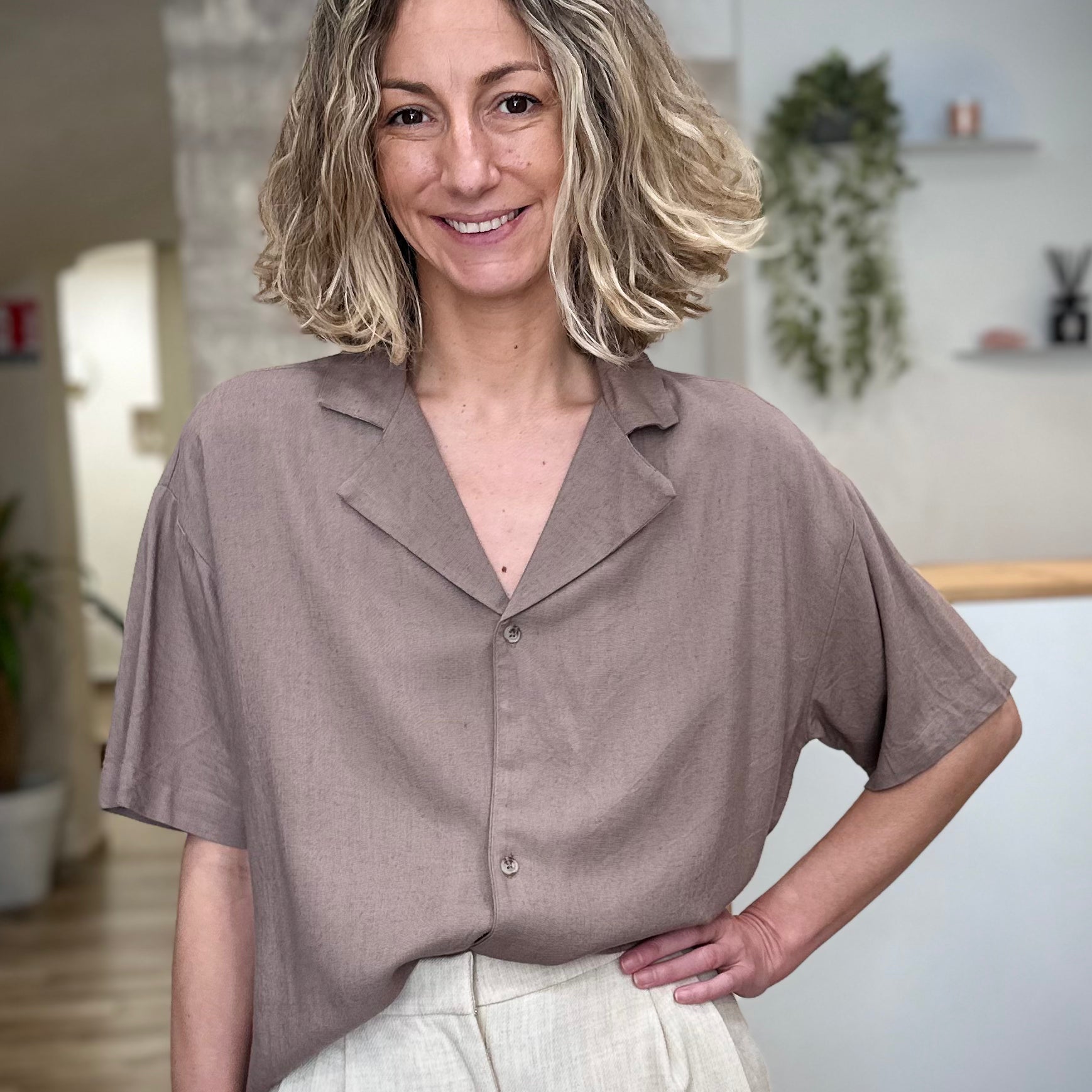 Femme portant une chemise mocha fluide coupe ample 