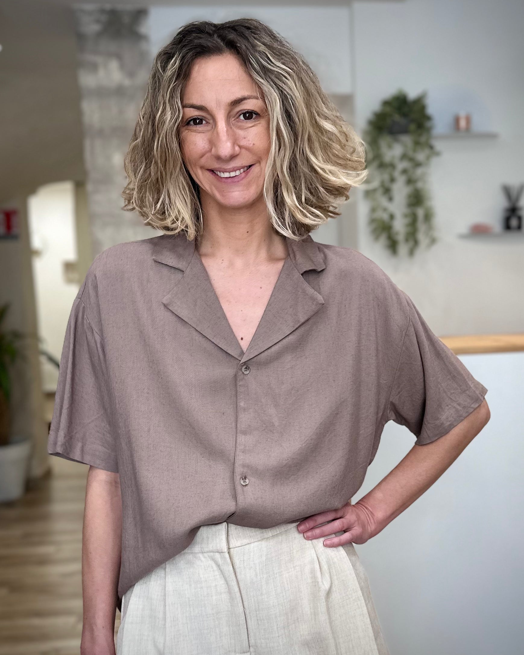 Femme portant une chemise mocha fluide coupe ample 