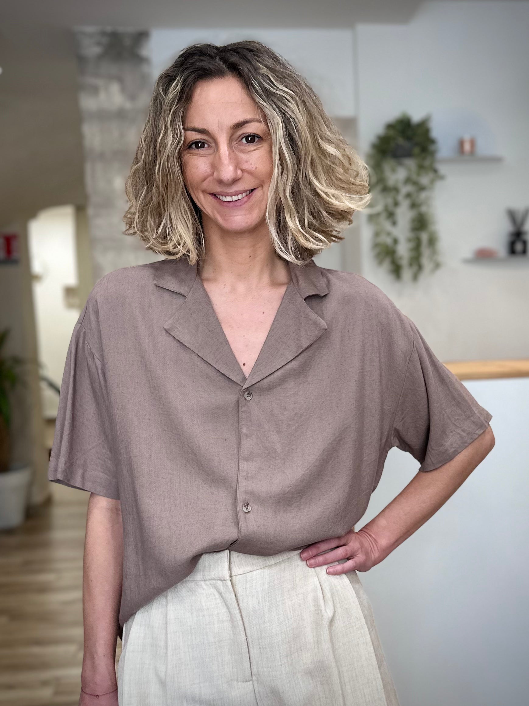 Femme portant une chemise mocha fluide coupe ample 