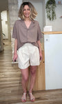 Look casual chic avec chemise mocha femme 
