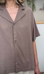 Détail texture chemise viscose lin marron 