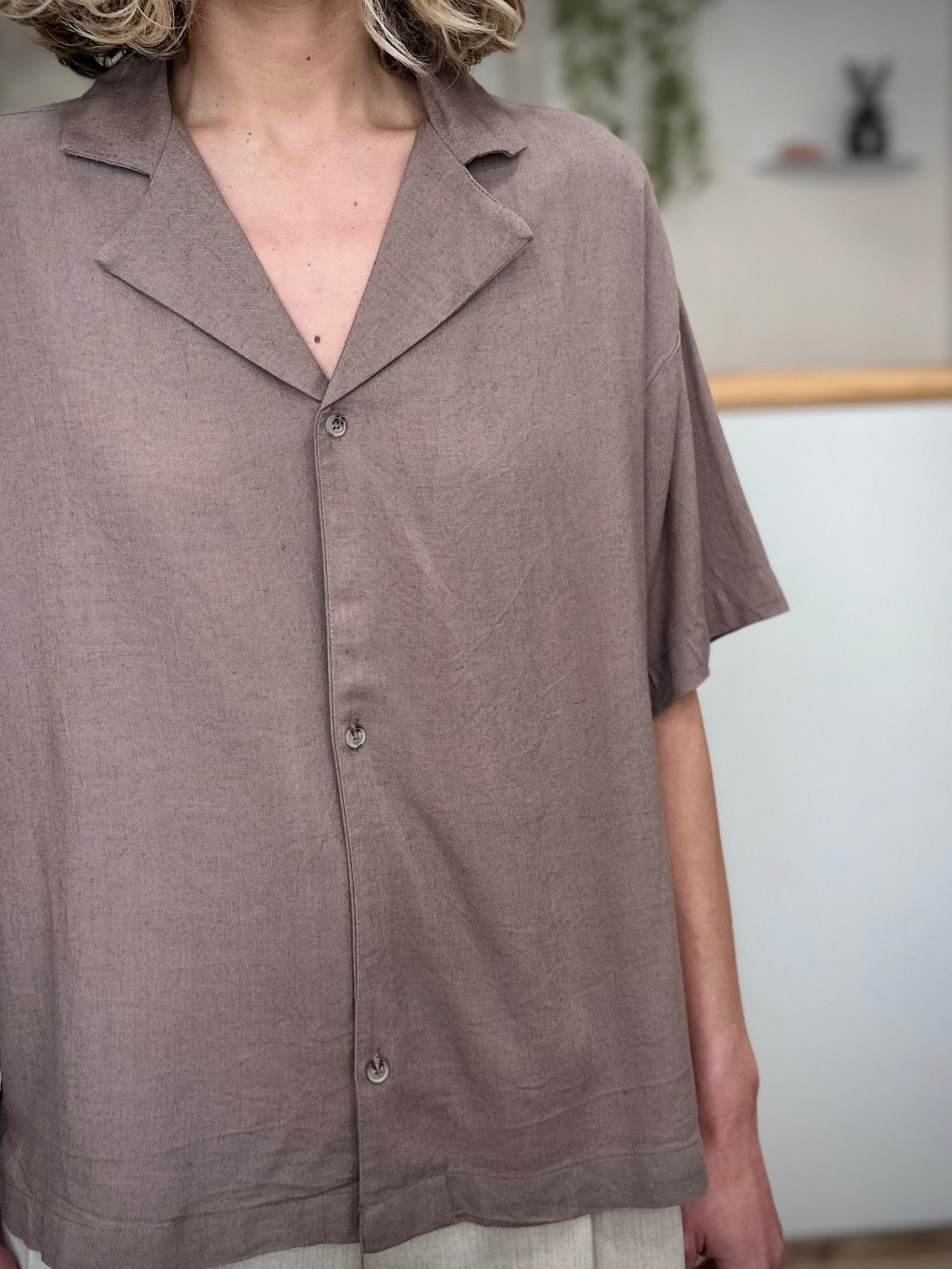 Détail texture chemise viscose lin marron 