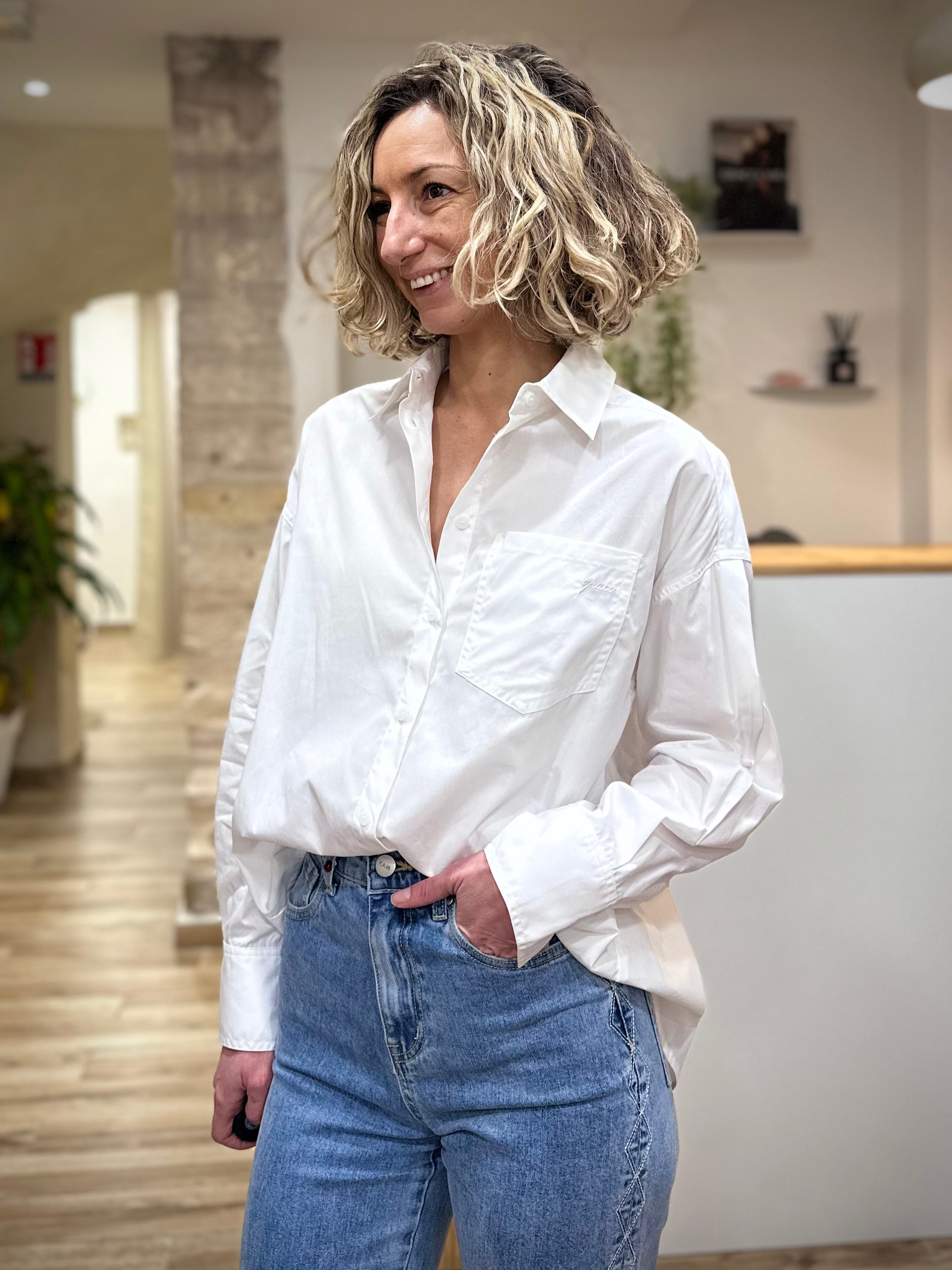 Chemise oversize ivoire portée avec un jean