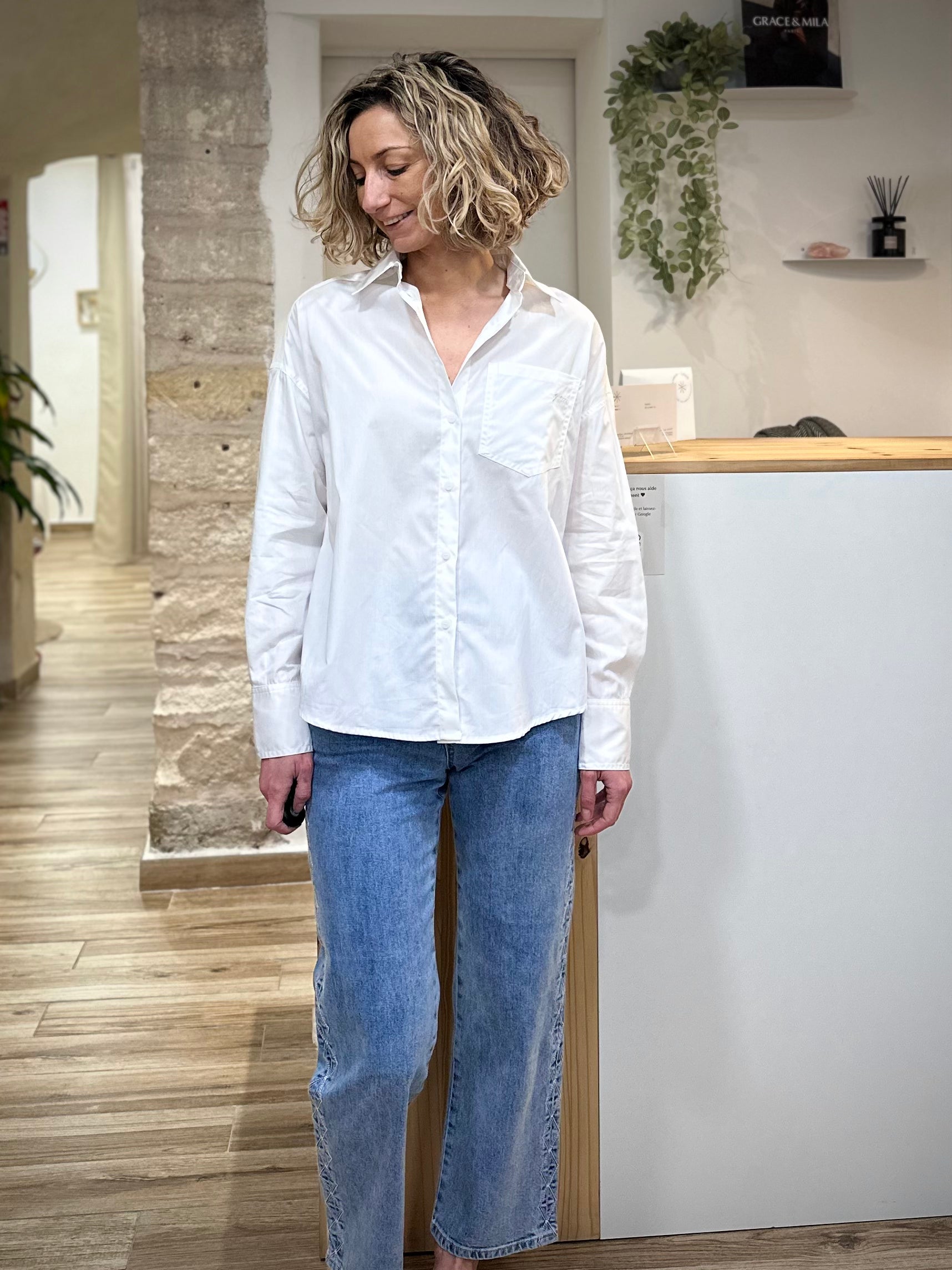 Femme portant une chemise oversize en coton ivoire