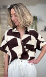 Femme portant chemise imprimée géométrique chocolat