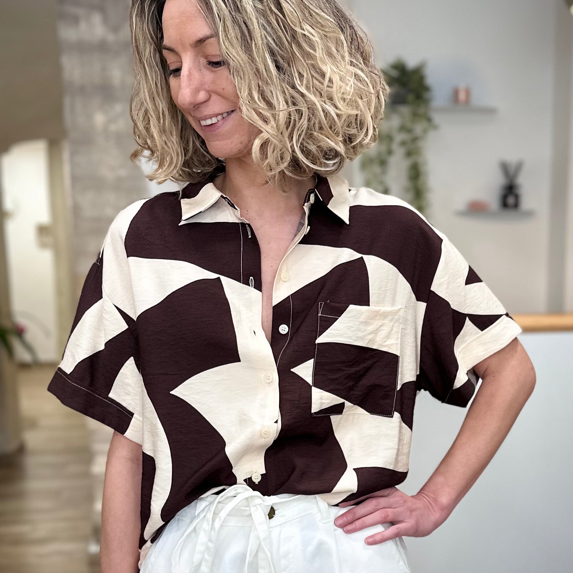 Femme portant chemise imprimée géométrique chocolat