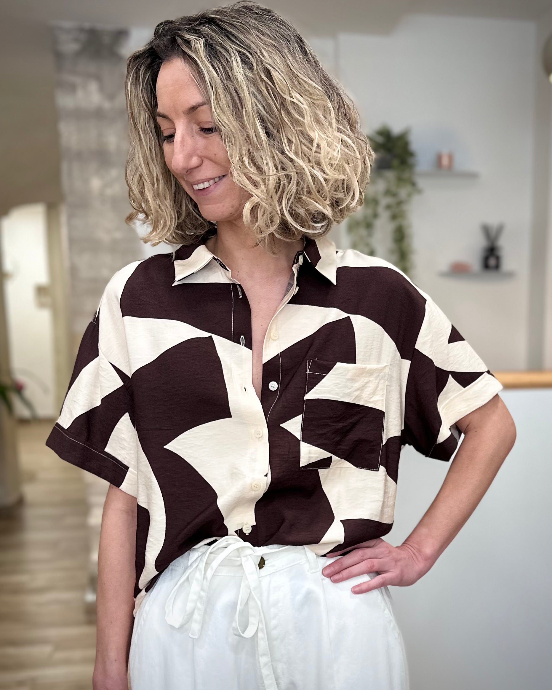 Femme portant chemise imprimée géométrique chocolat