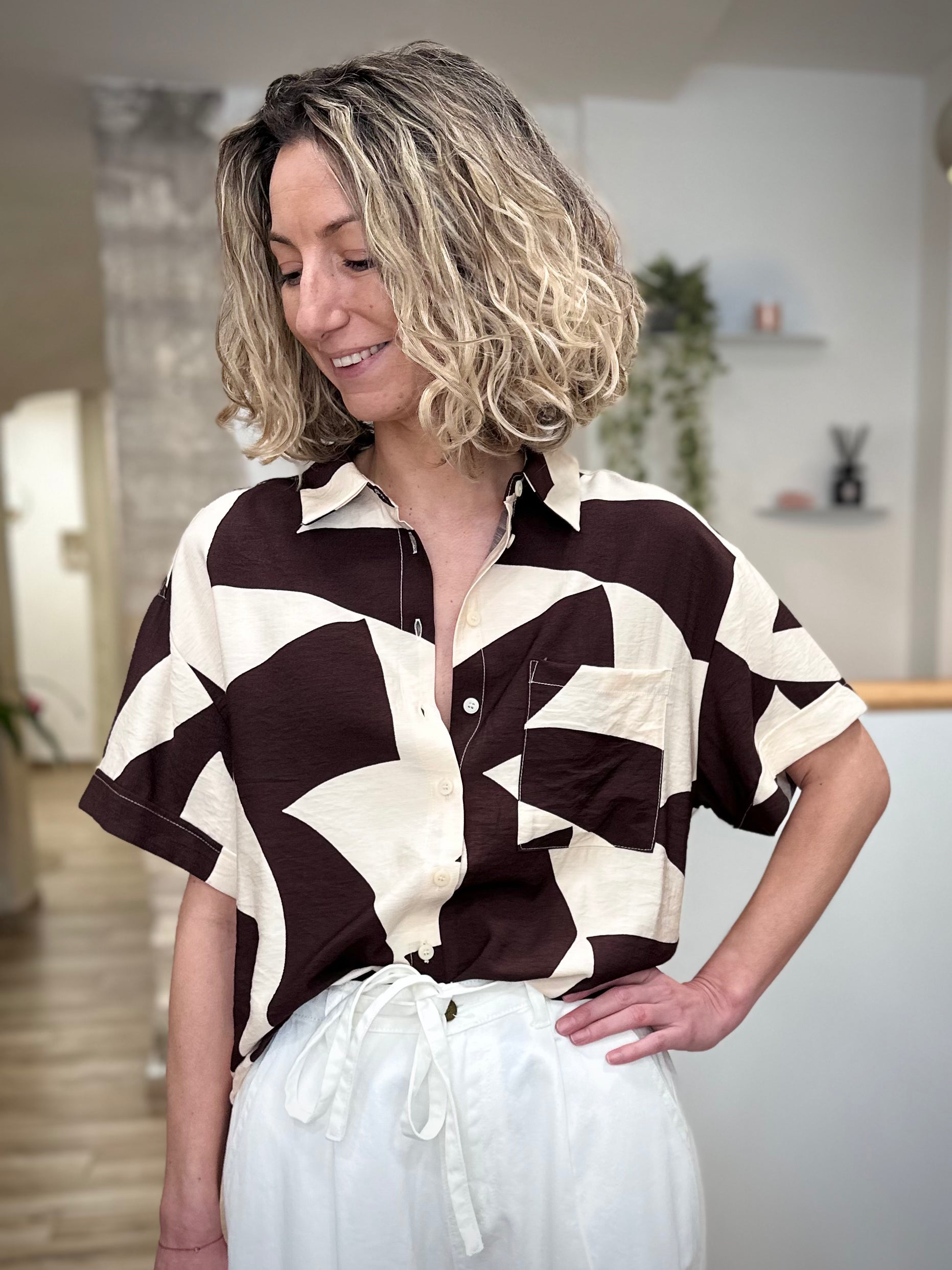 Femme portant chemise imprimée géométrique chocolat